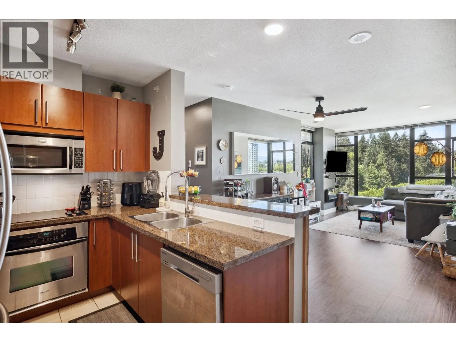 1401 15 E ROYAL AVENUE