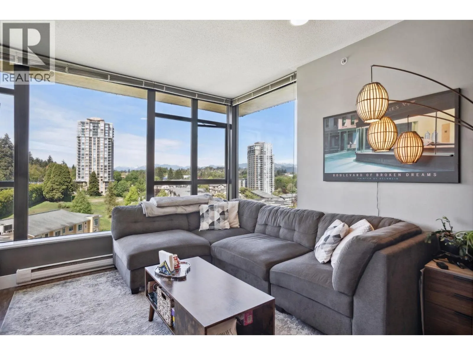 1401 15 E ROYAL AVENUE