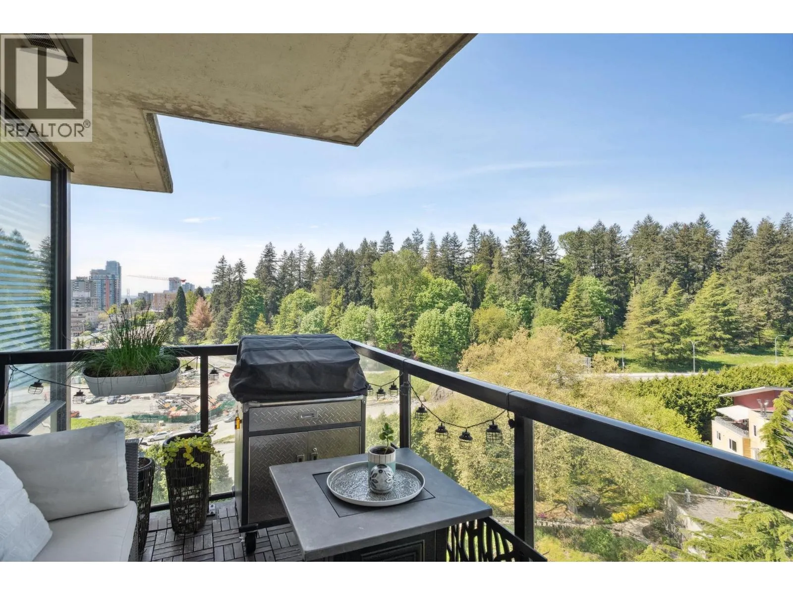 1401 15 E ROYAL AVENUE