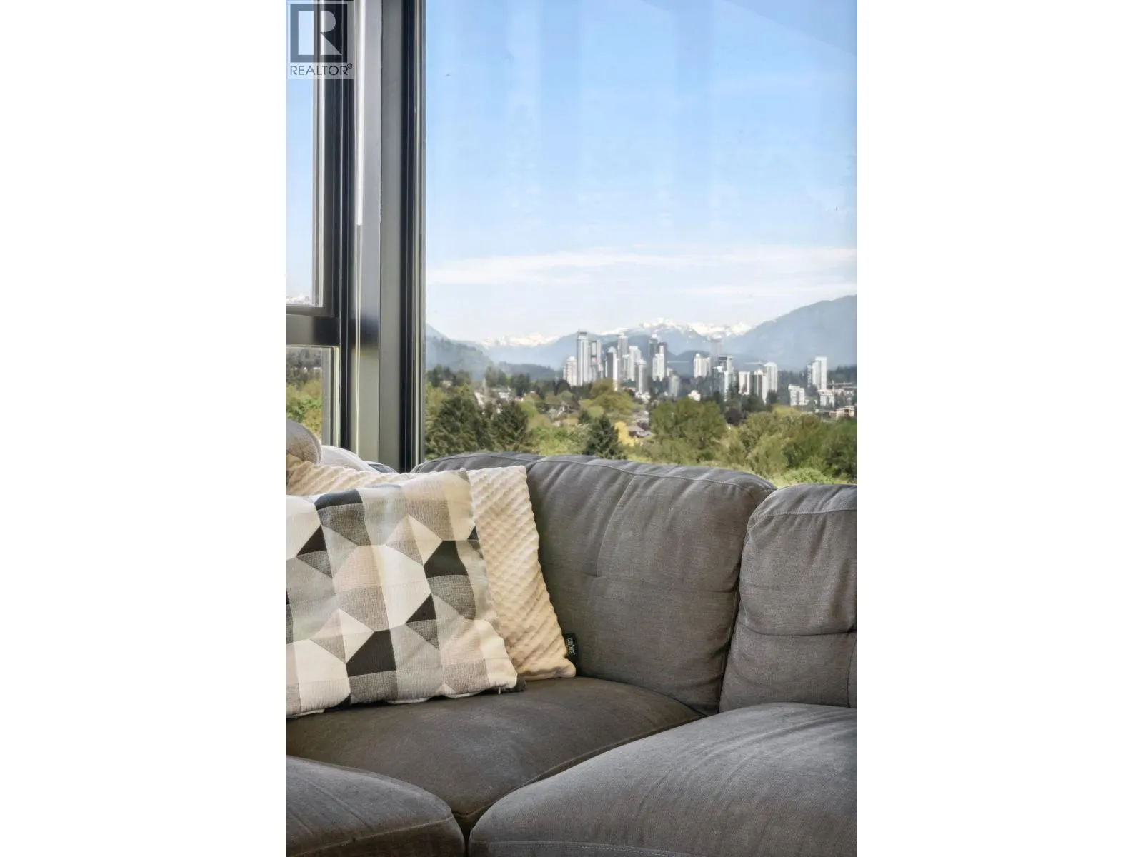 1401 15 E ROYAL AVENUE