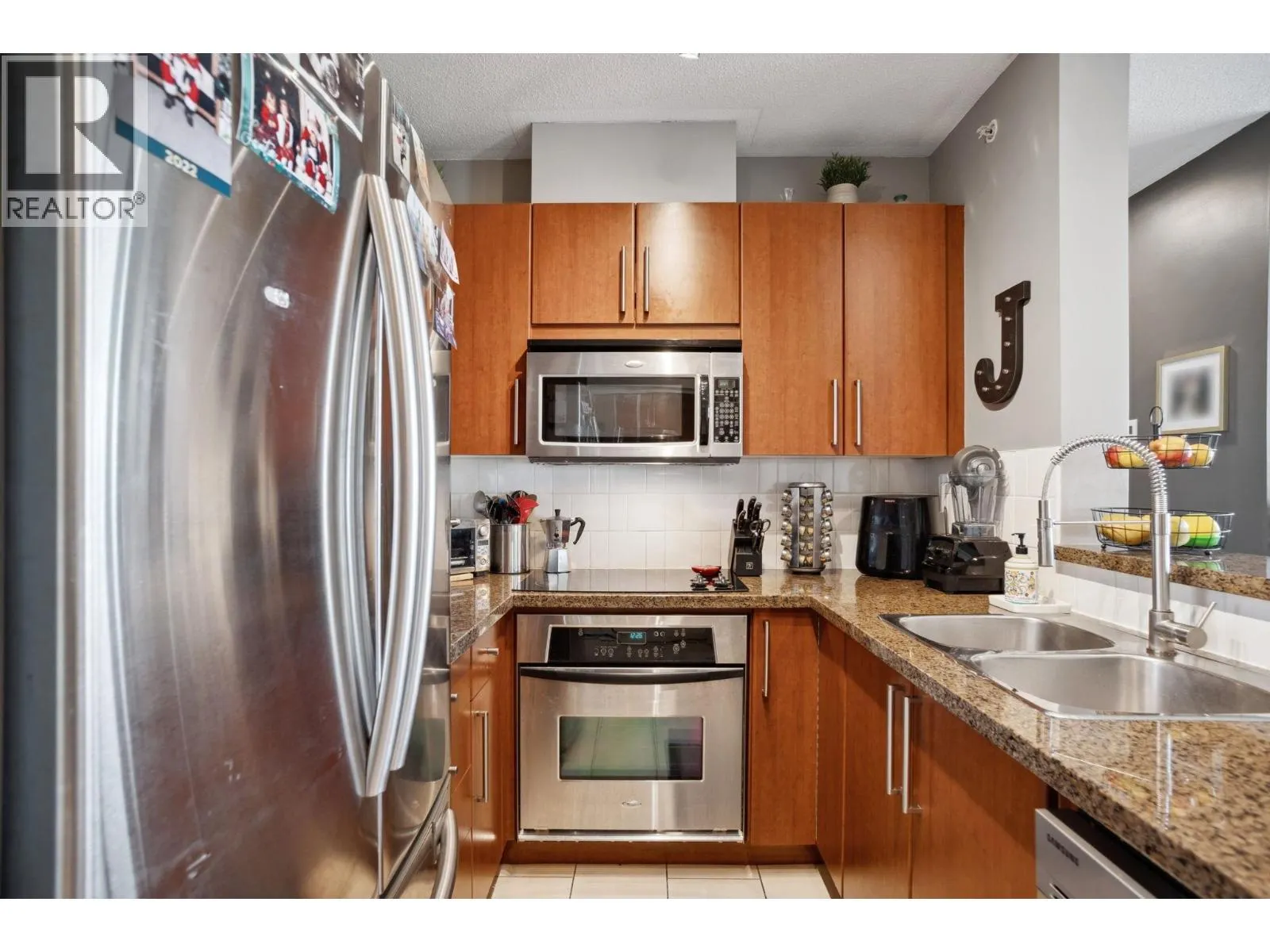 1401 15 E ROYAL AVENUE