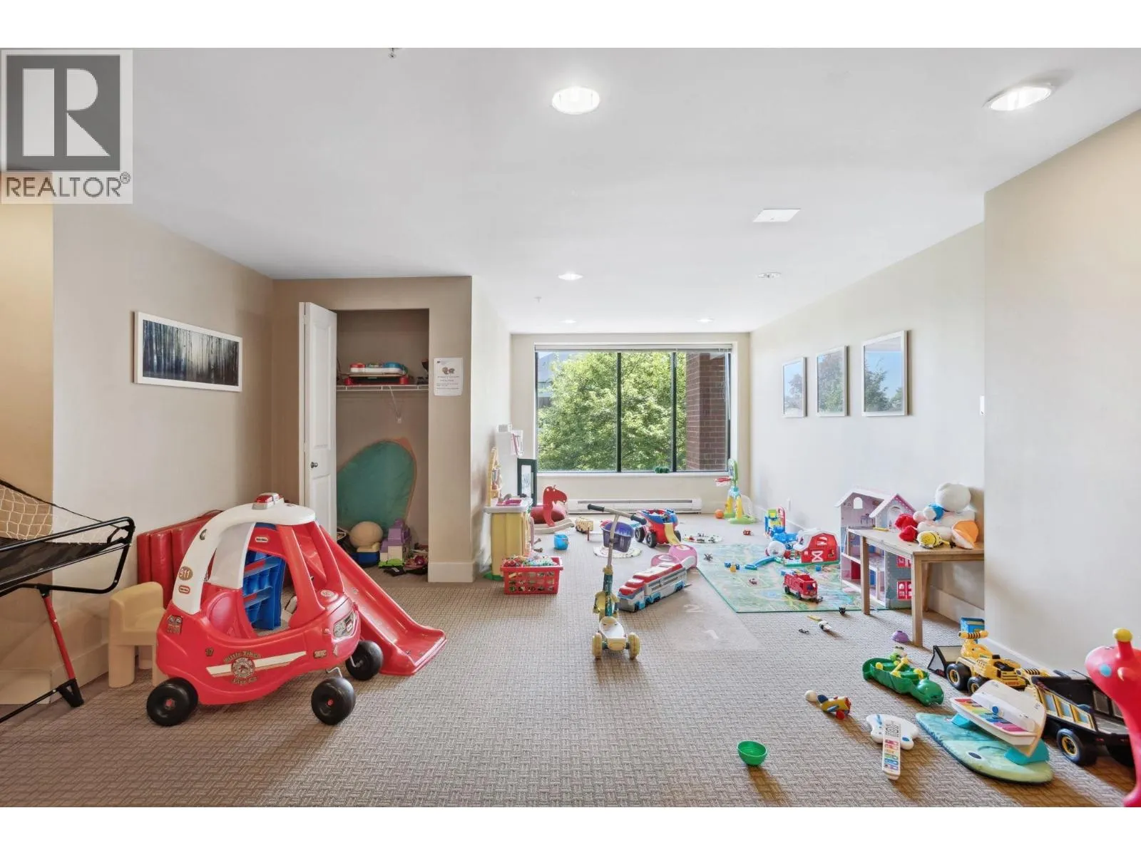 1401 15 E ROYAL AVENUE