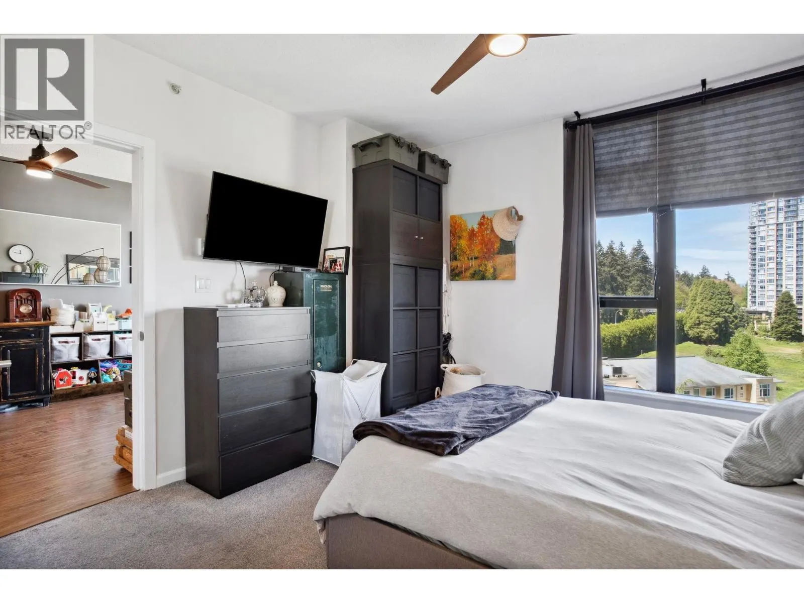 1401 15 E ROYAL AVENUE
