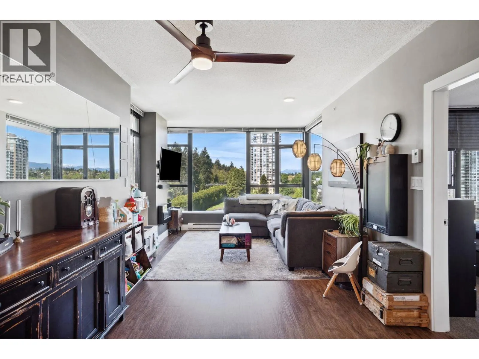 1401 15 E ROYAL AVENUE
