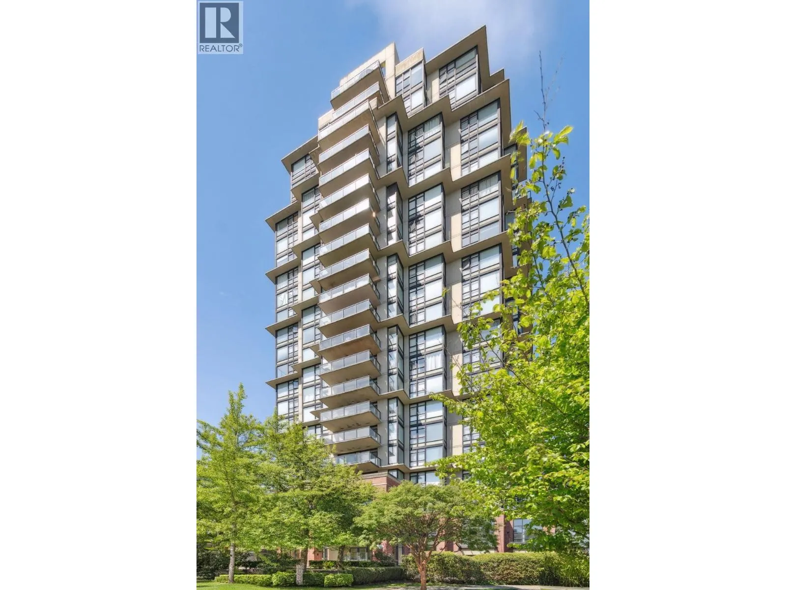 1401 15 E ROYAL AVENUE