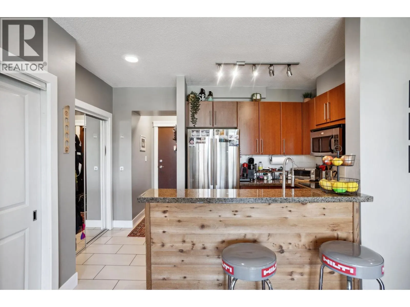 1401 15 E ROYAL AVENUE