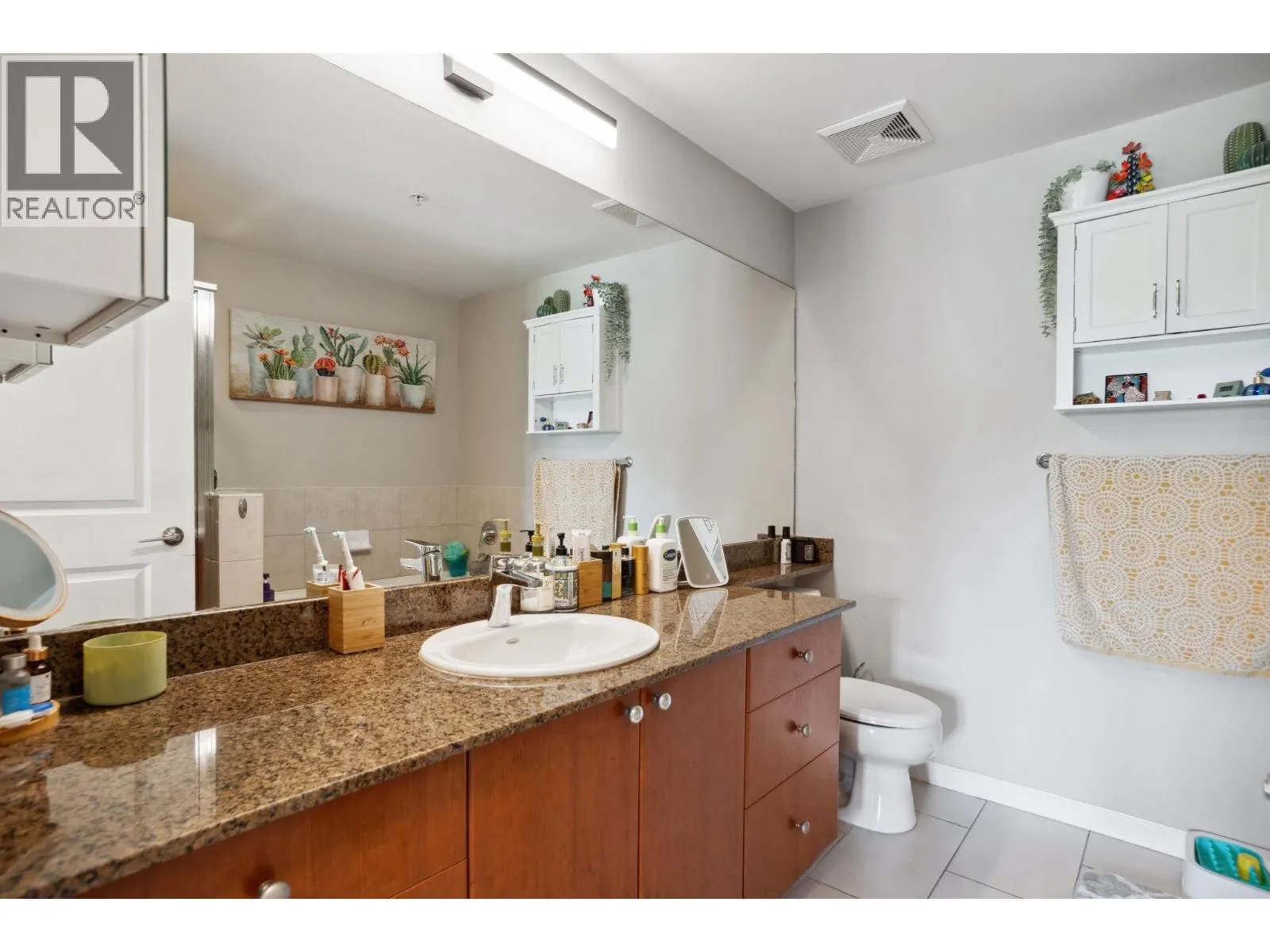 1401 15 E ROYAL AVENUE