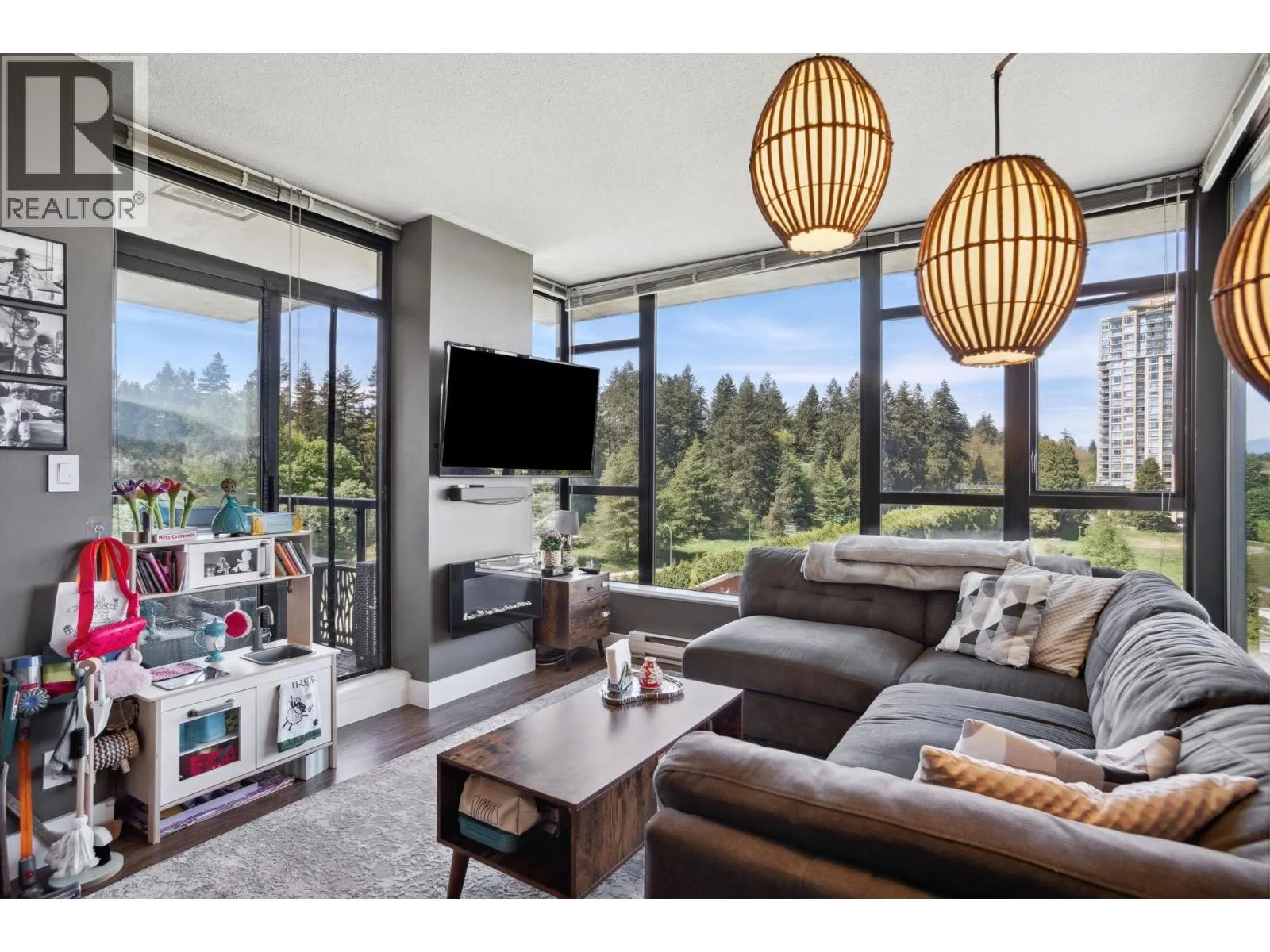 1401 15 E ROYAL AVENUE