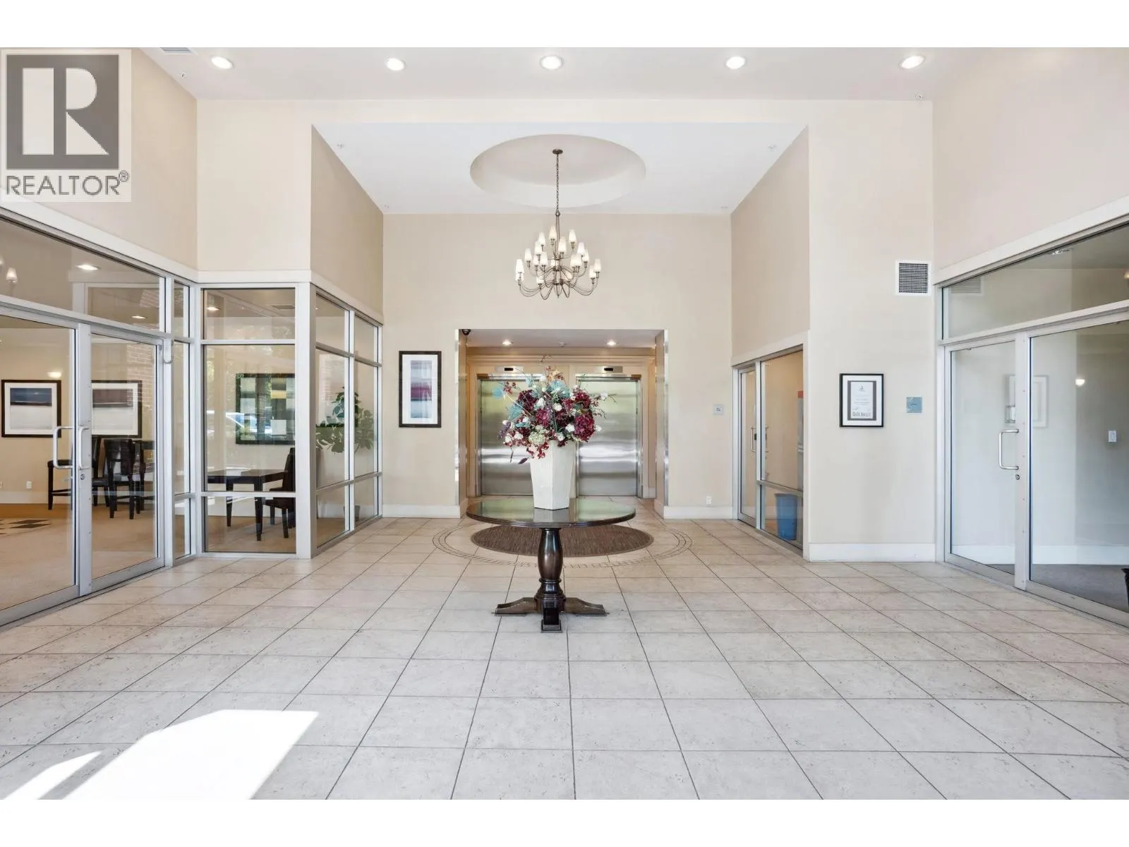 1401 15 E ROYAL AVENUE
