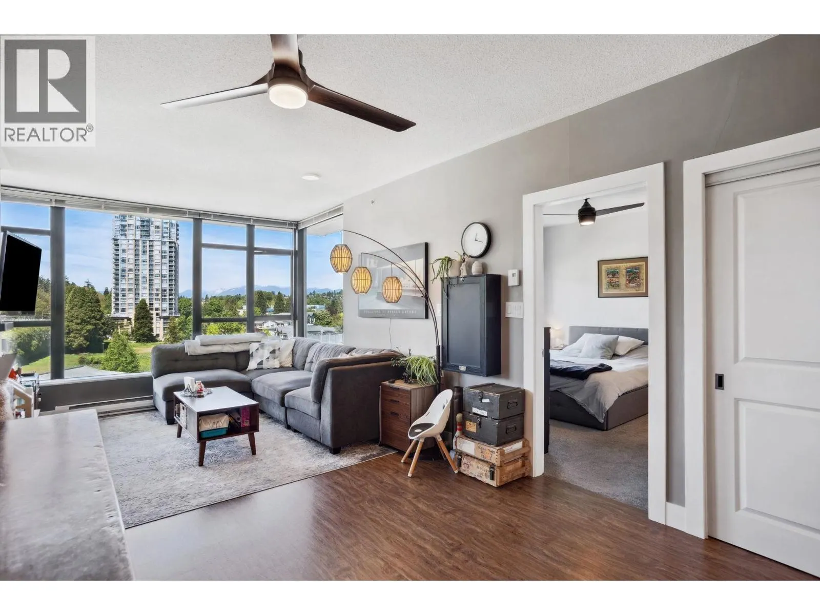 1401 15 E ROYAL AVENUE
