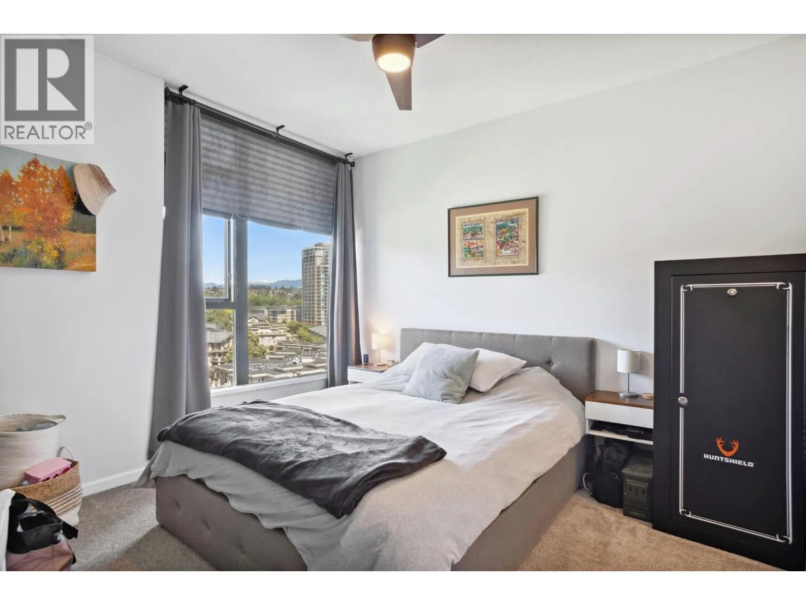 1401 15 E ROYAL AVENUE
