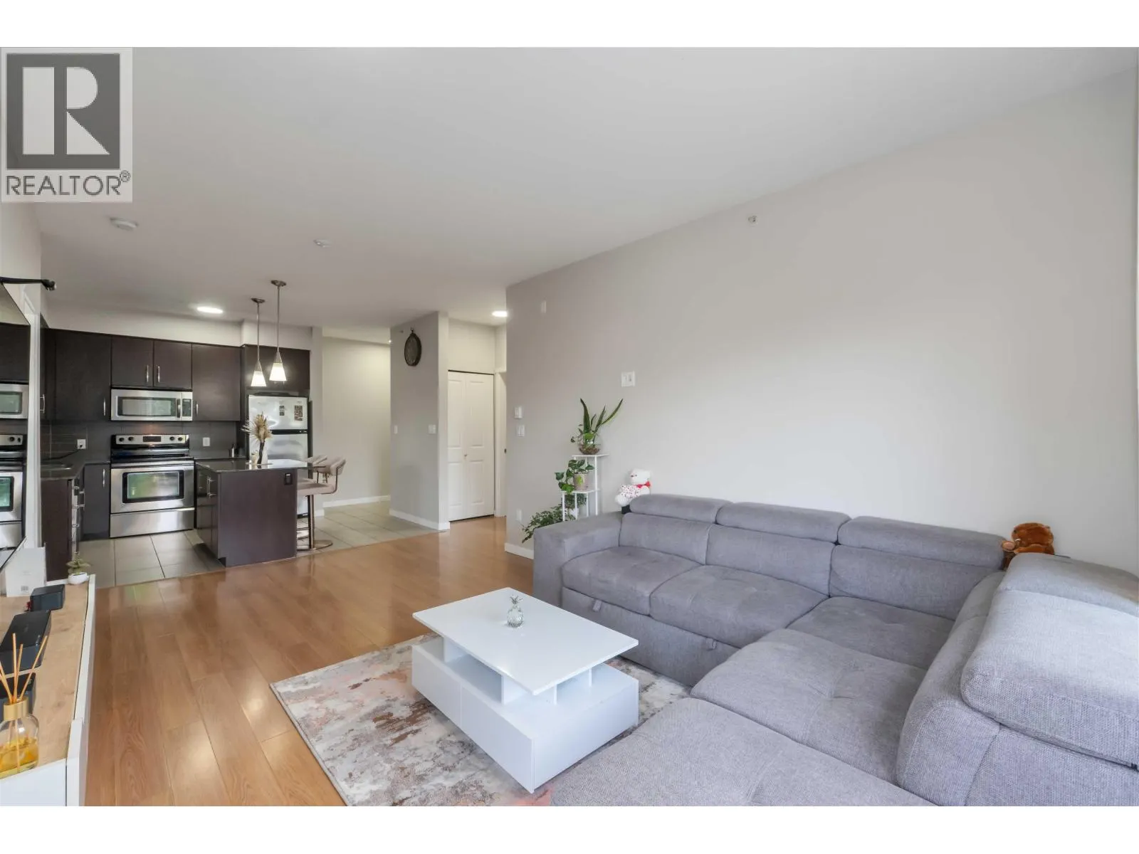 404 22290 NORTH AVENUE