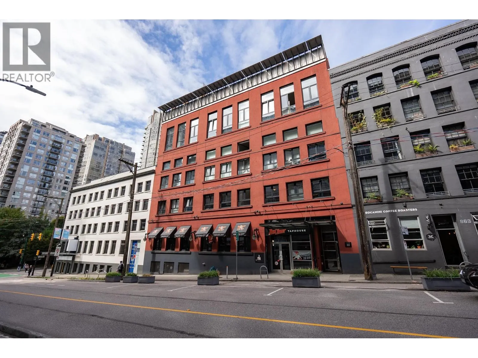 201 869 BEATTY STREET