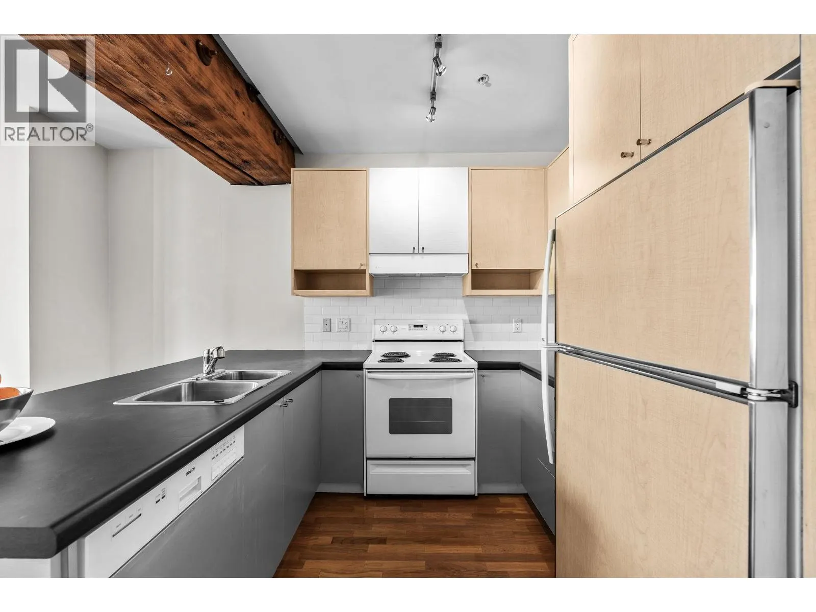 201 869 BEATTY STREET