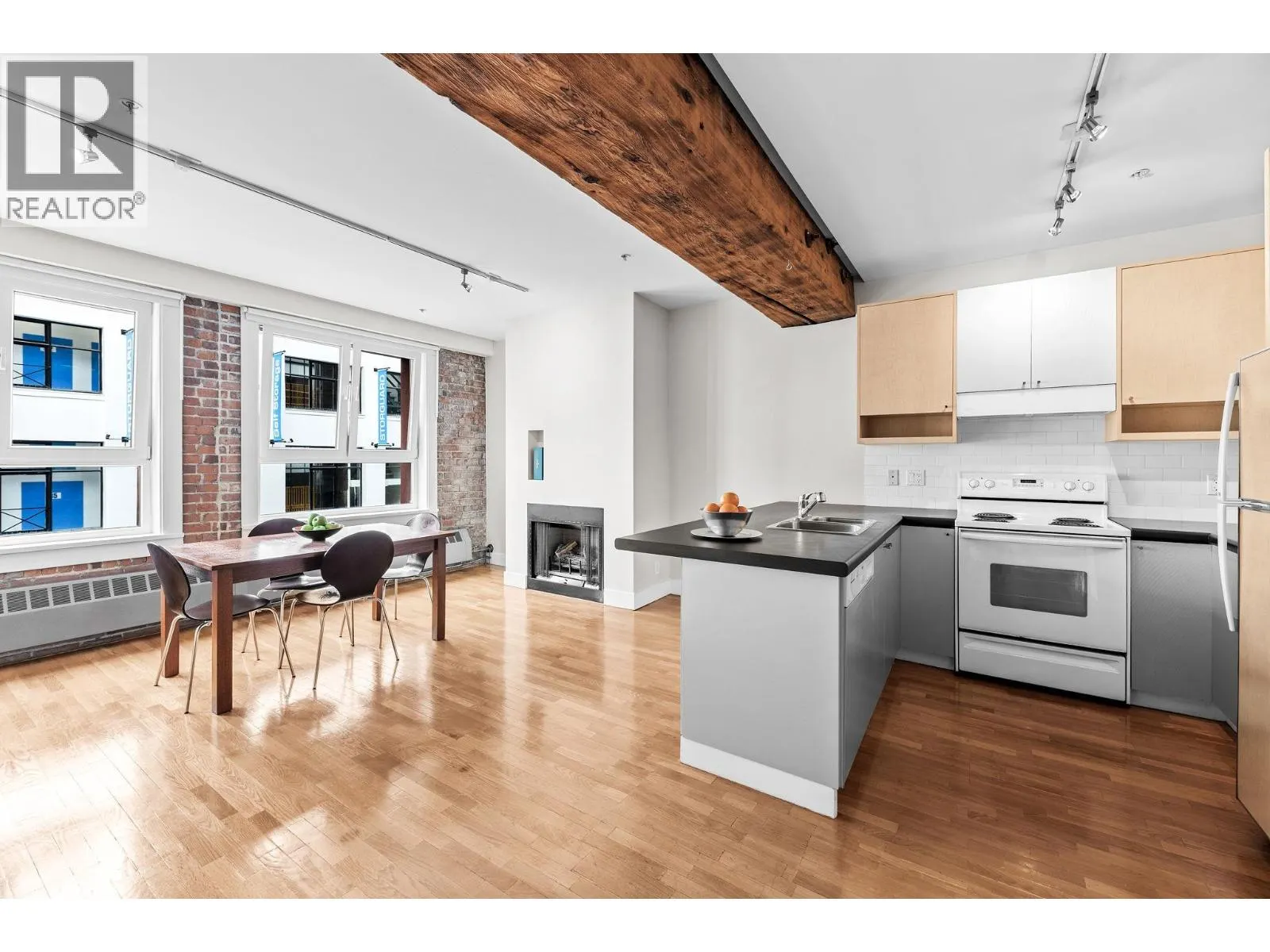 201 869 BEATTY STREET
