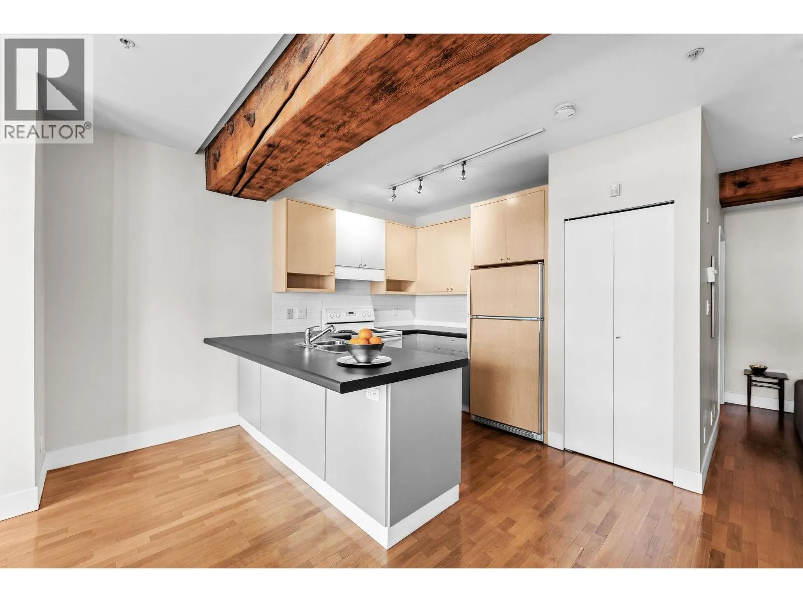 201 869 BEATTY STREET