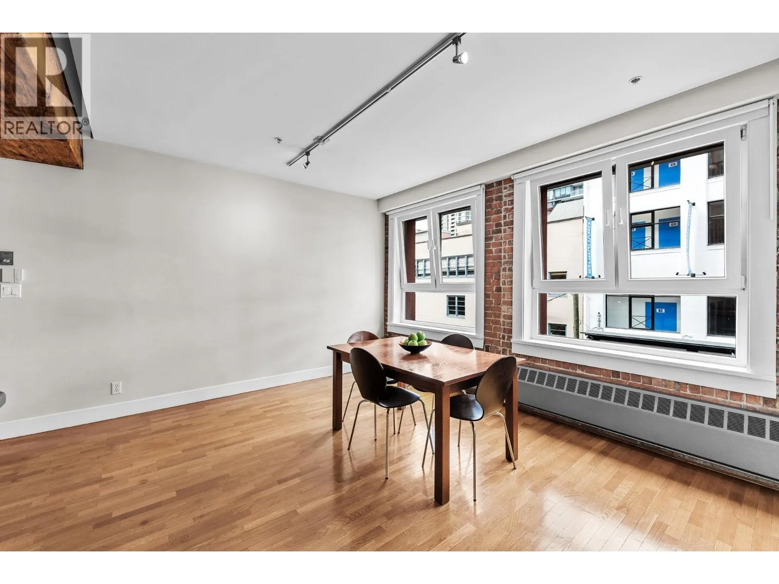 201 869 BEATTY STREET