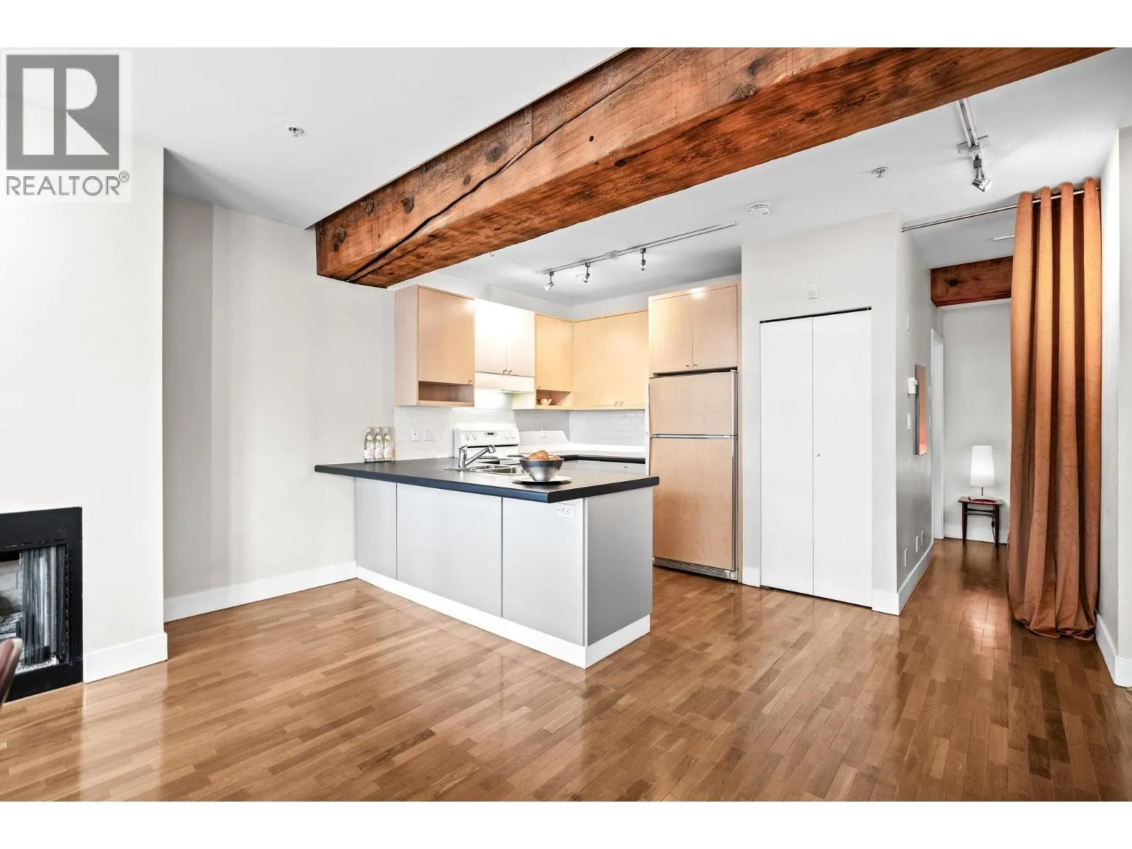 201 869 BEATTY STREET