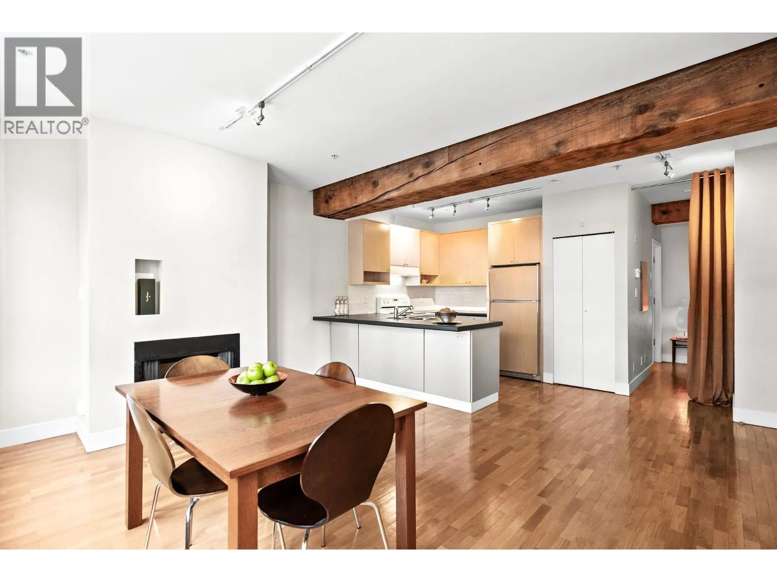 201 869 BEATTY STREET
