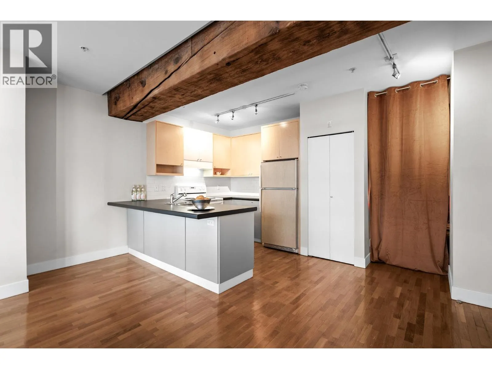 201 869 BEATTY STREET