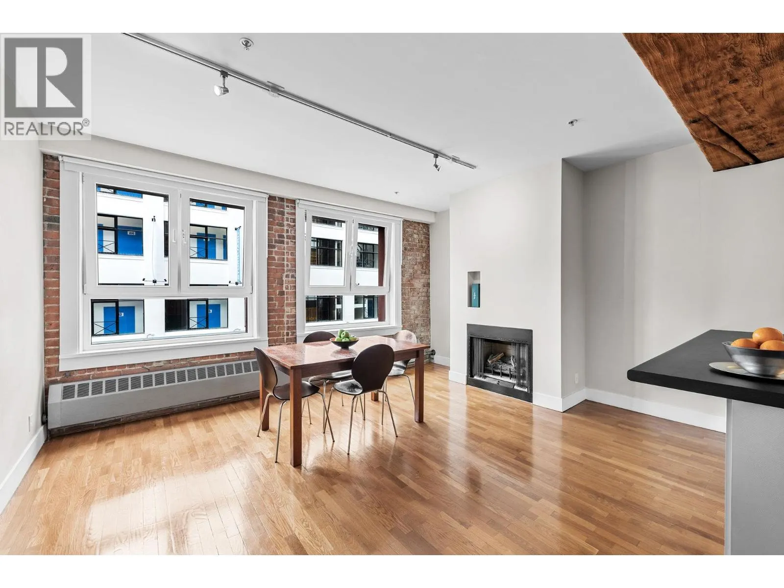 201 869 BEATTY STREET