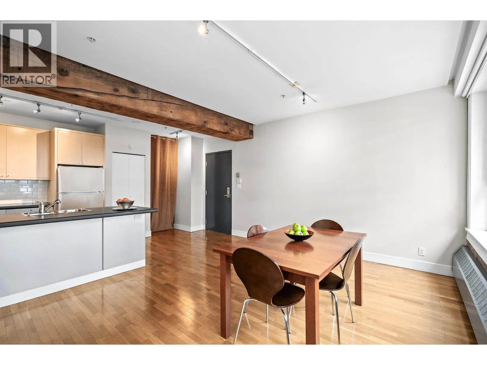 201 869 BEATTY STREET