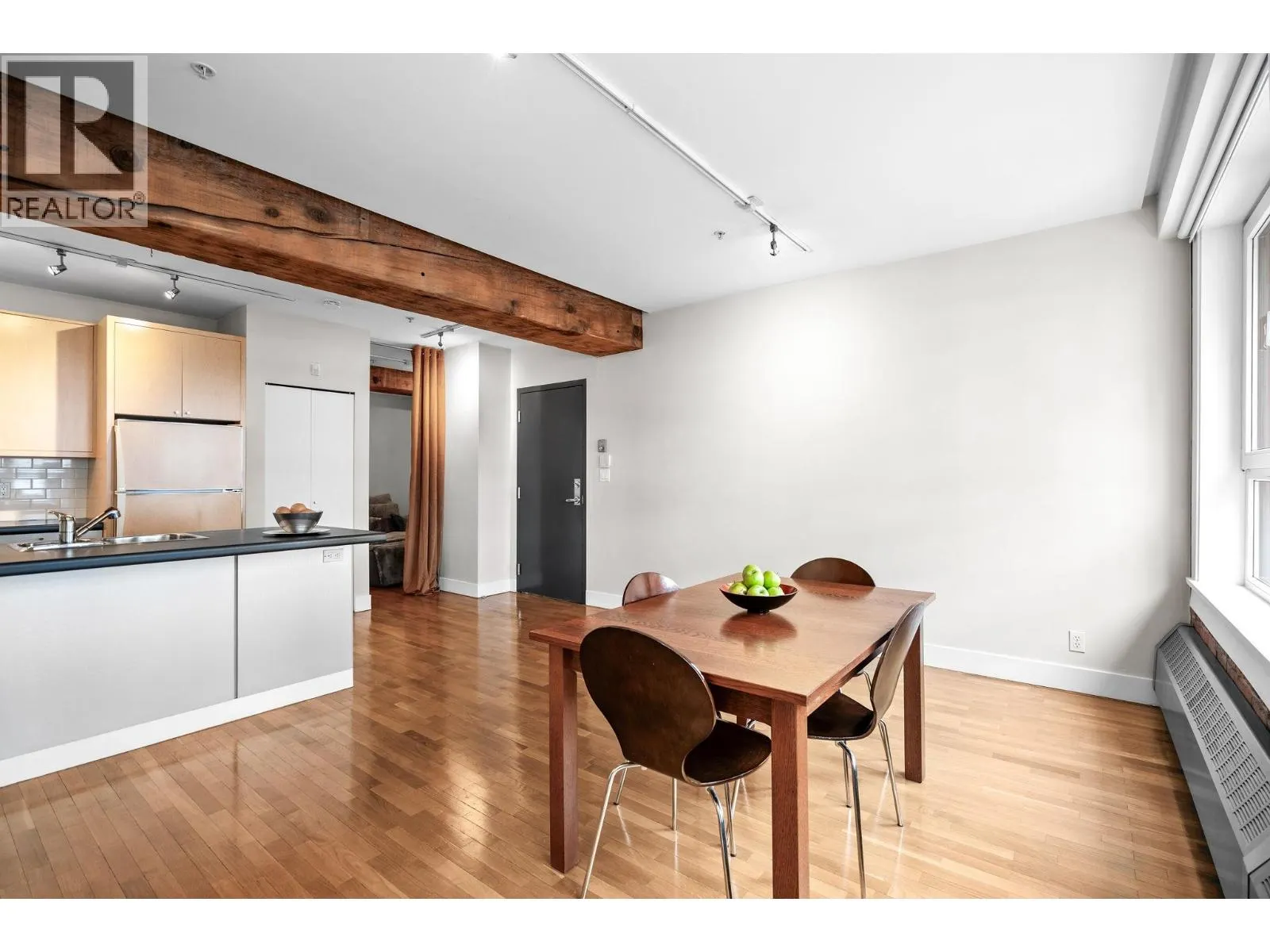 201 869 BEATTY STREET