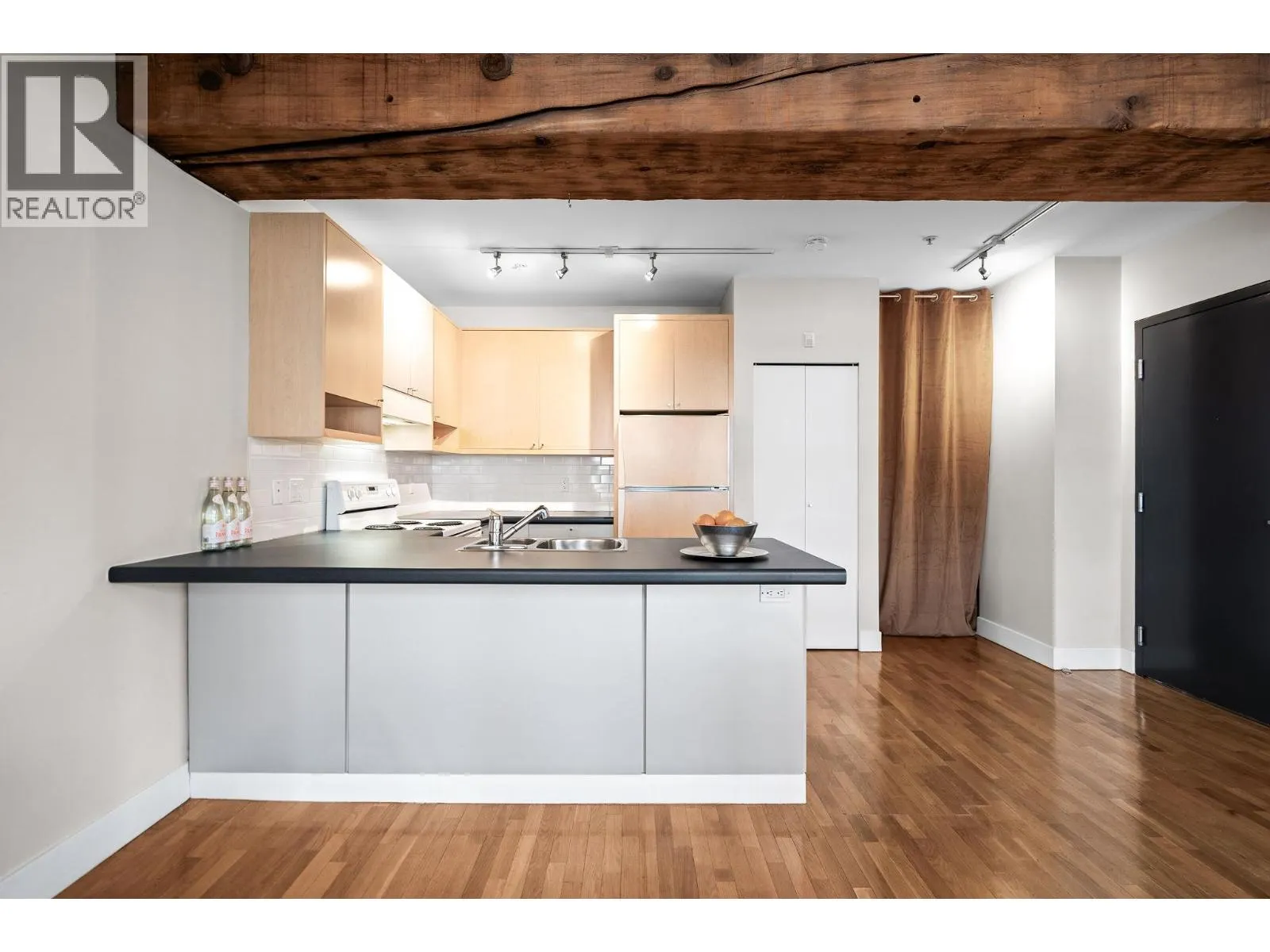201 869 BEATTY STREET