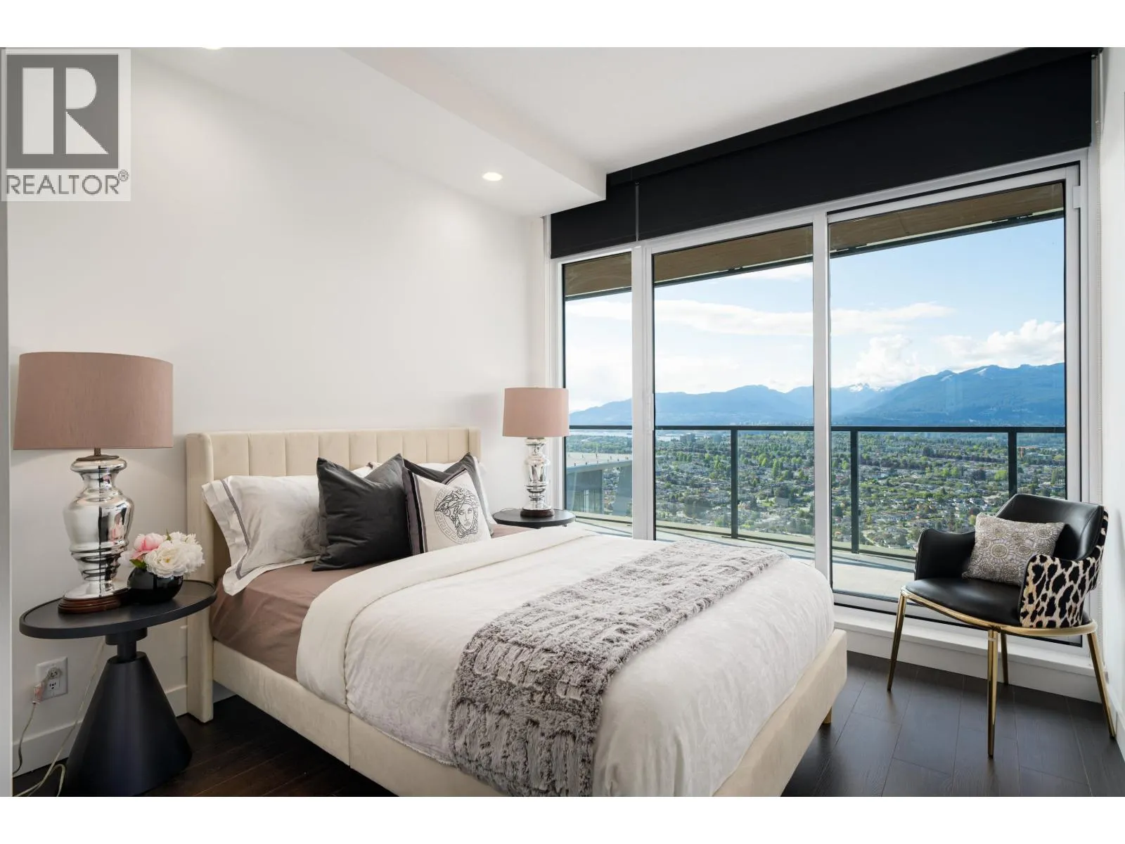 5302 4880 LOUGHEED HIGHWAY