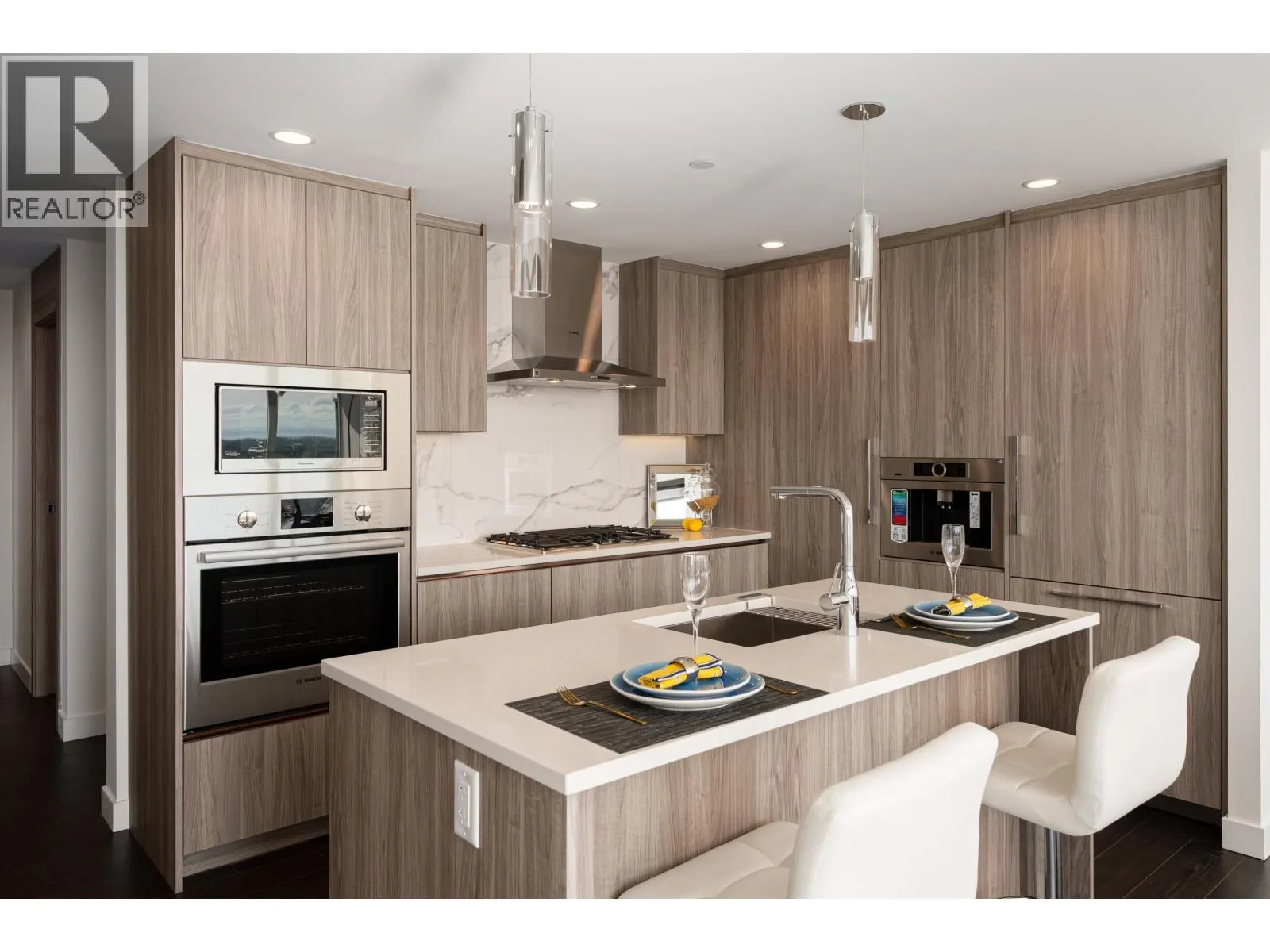 5302 4880 LOUGHEED HIGHWAY