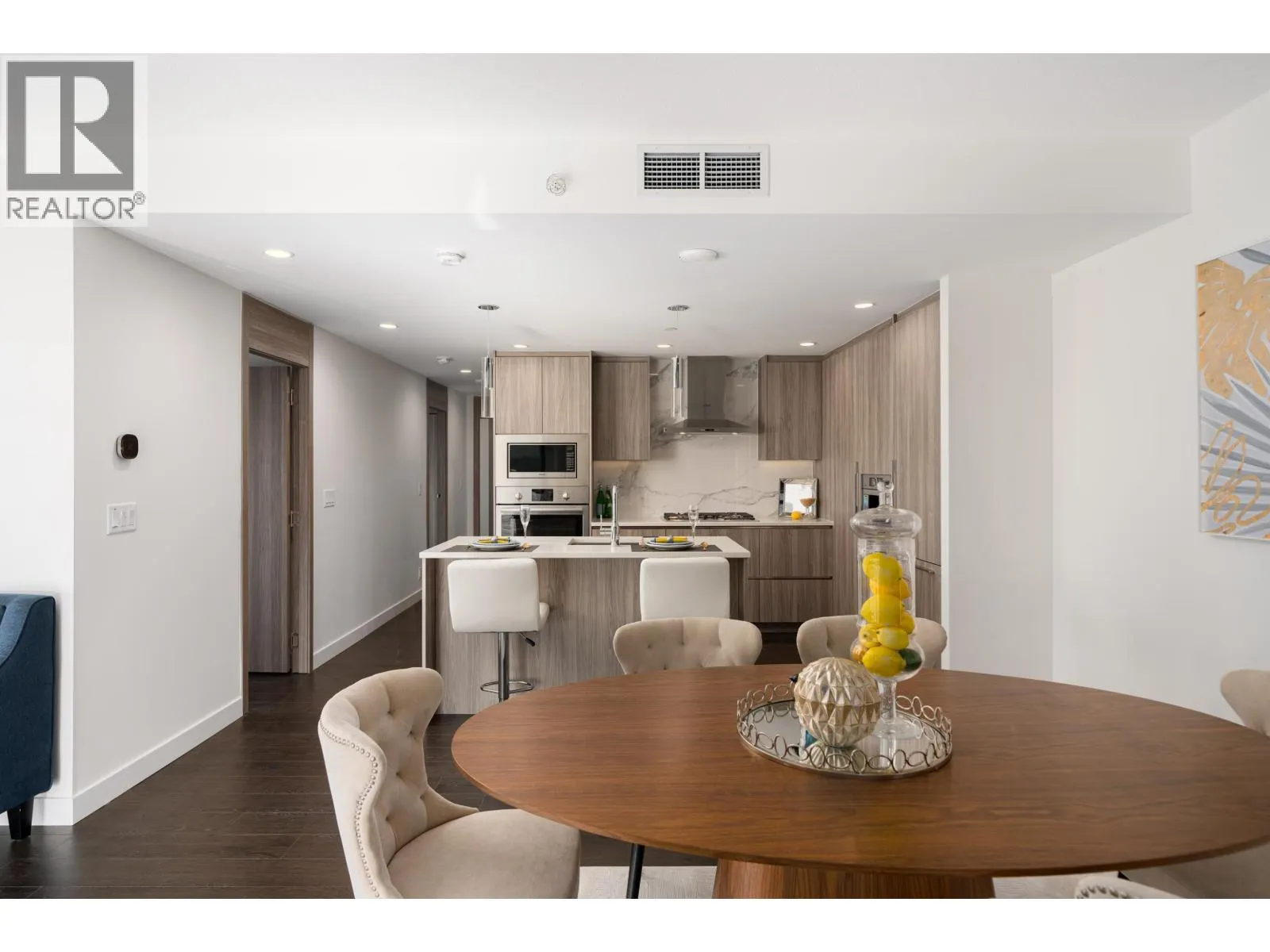 5302 4880 LOUGHEED HIGHWAY