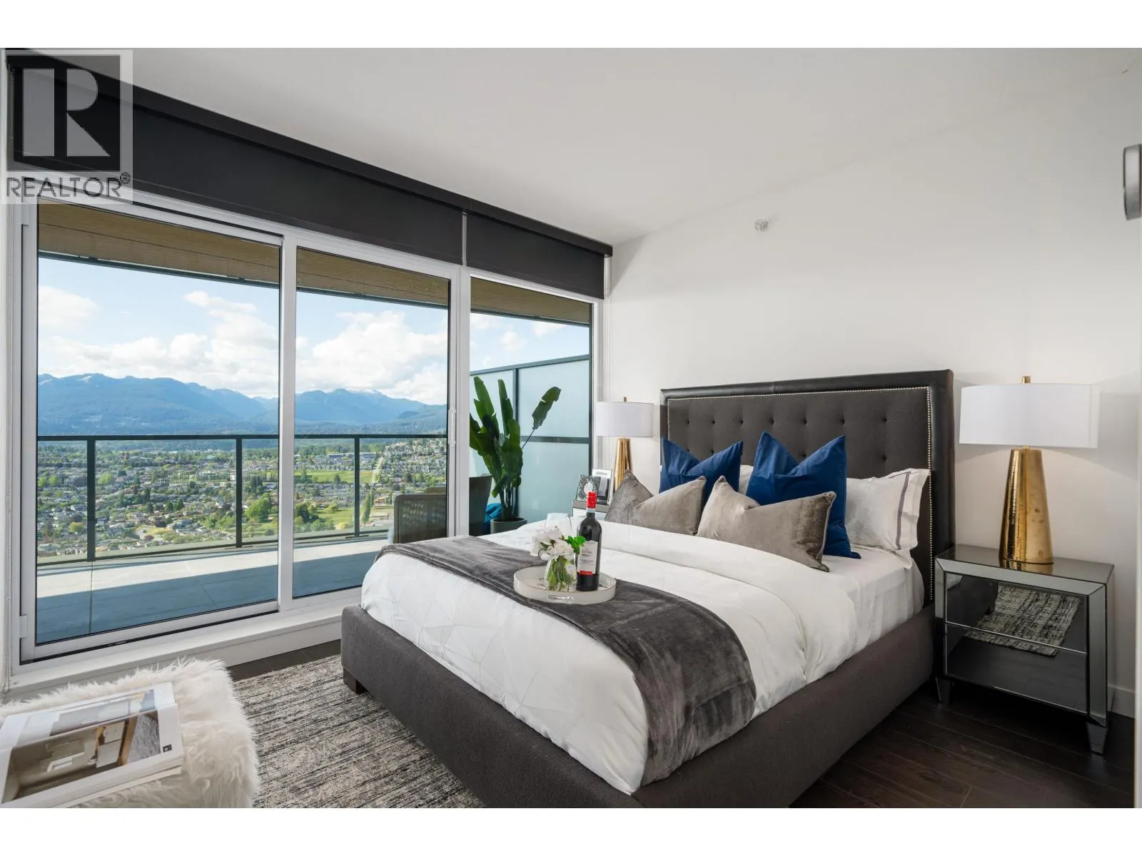 5302 4880 LOUGHEED HIGHWAY
