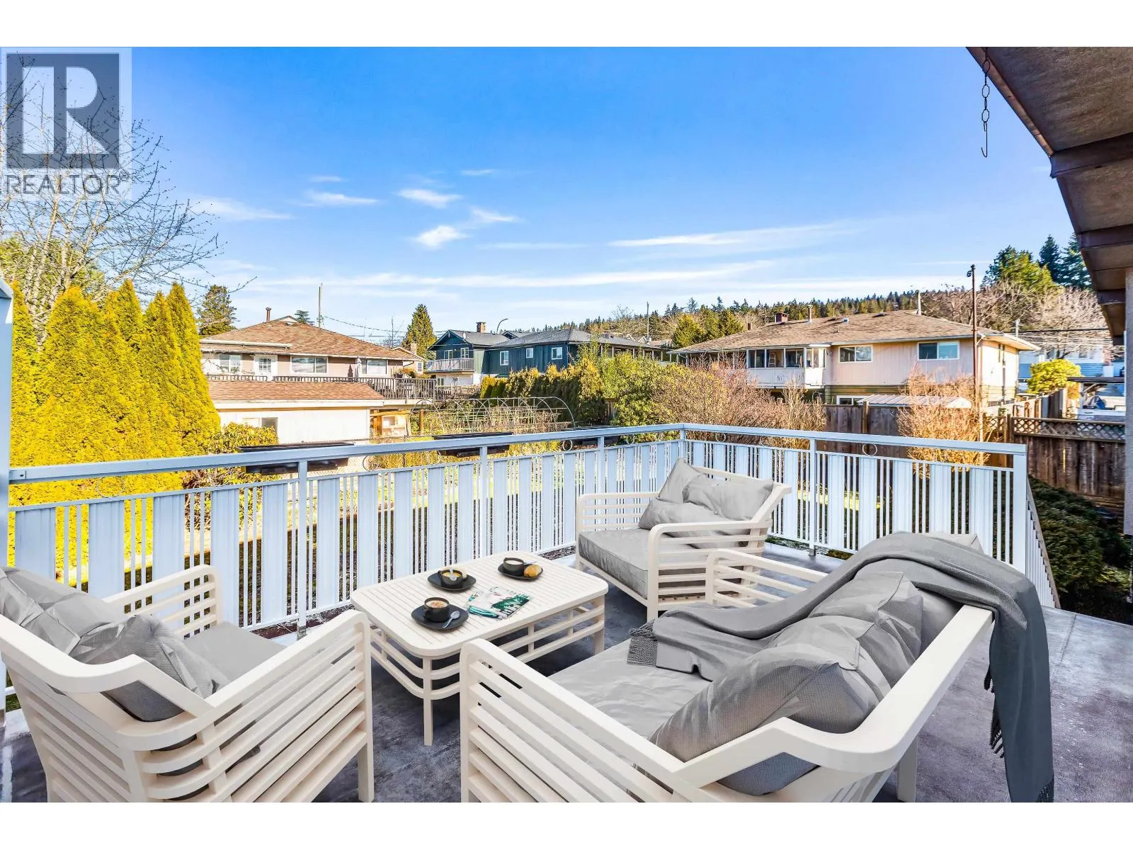 805 EVERETT CRESCENT