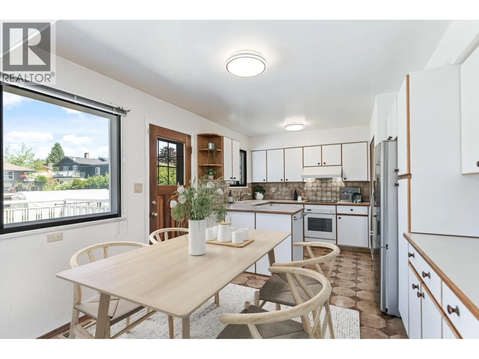 805 EVERETT CRESCENT
