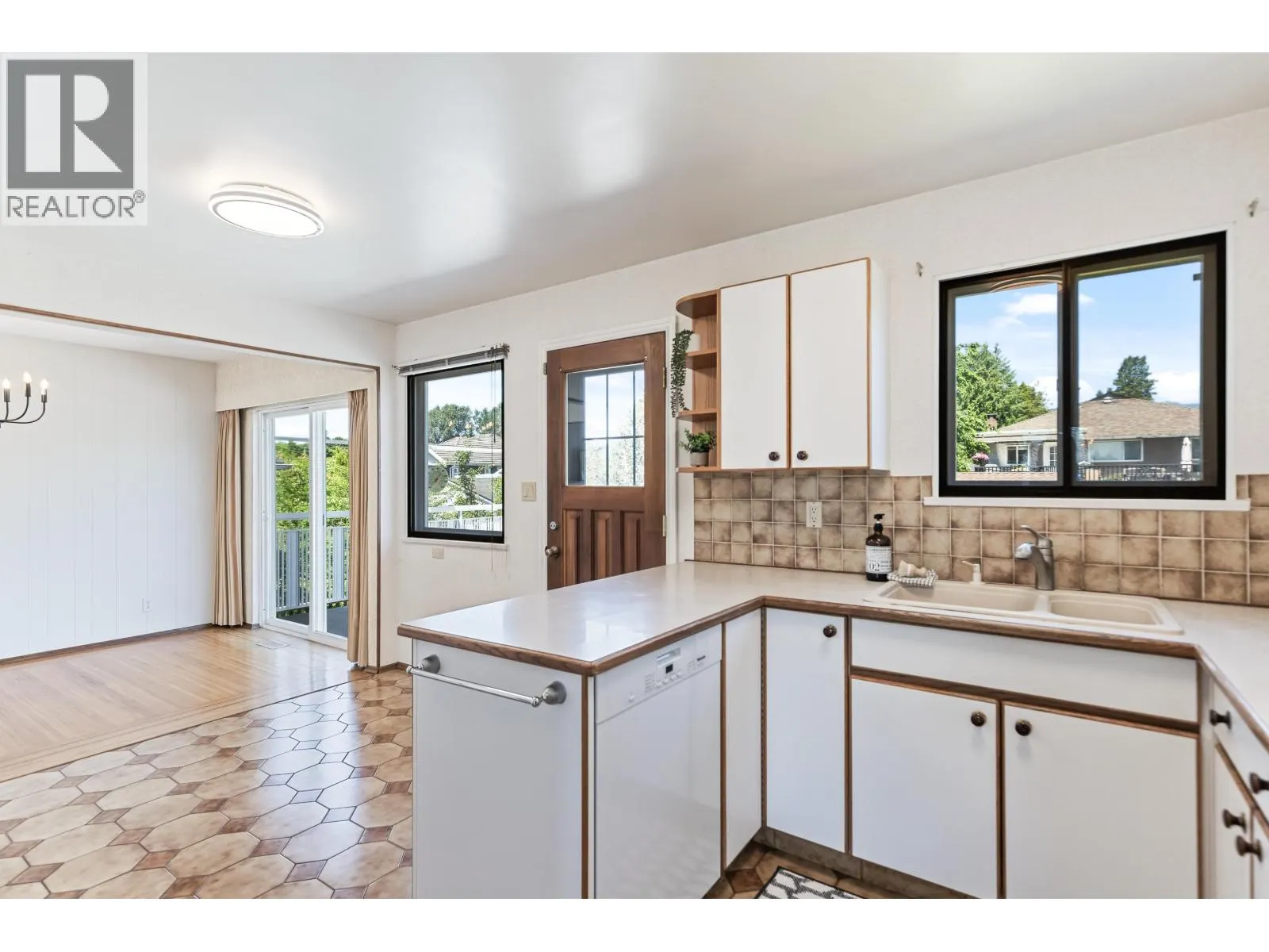 805 EVERETT CRESCENT