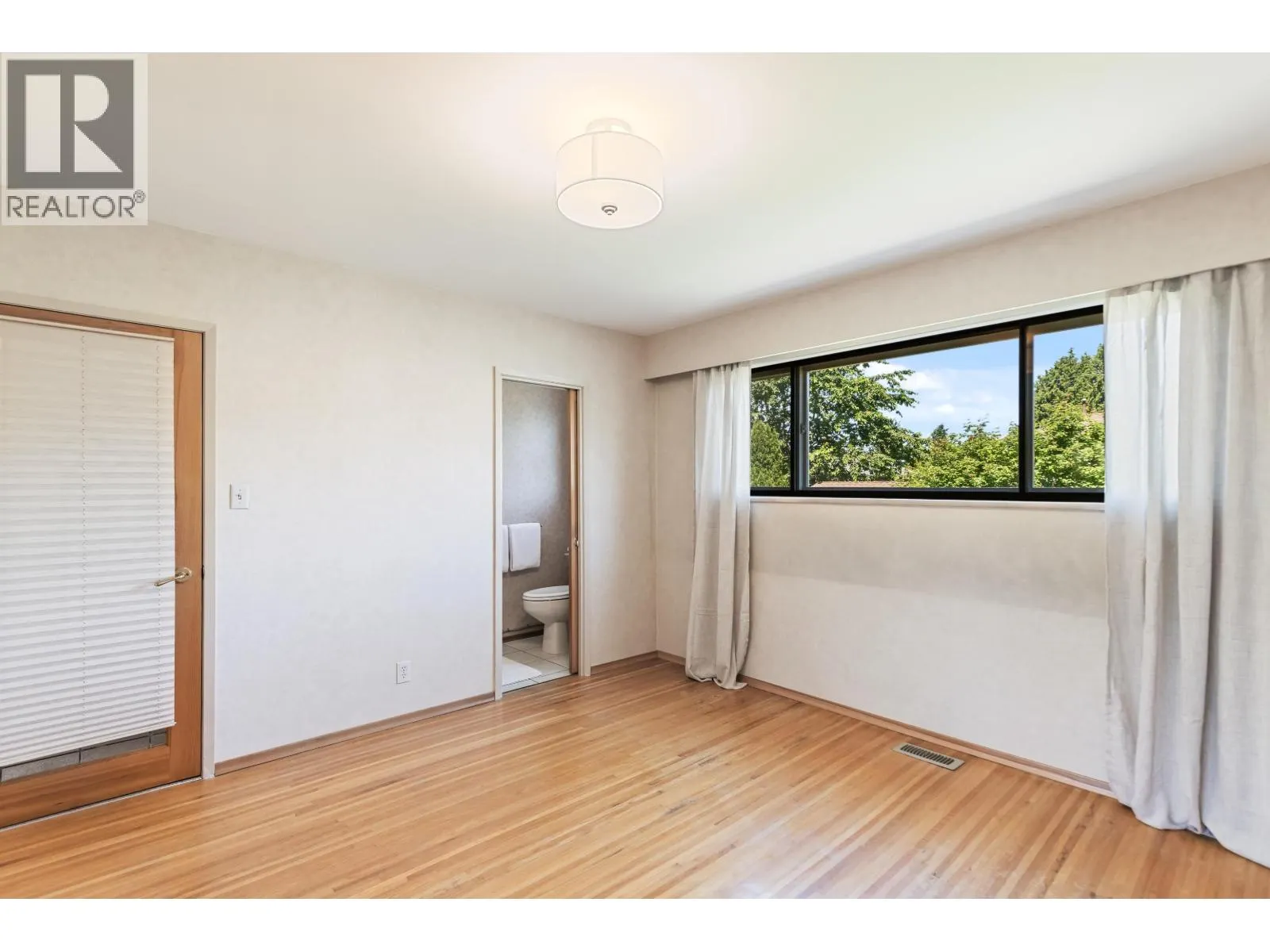 805 EVERETT CRESCENT