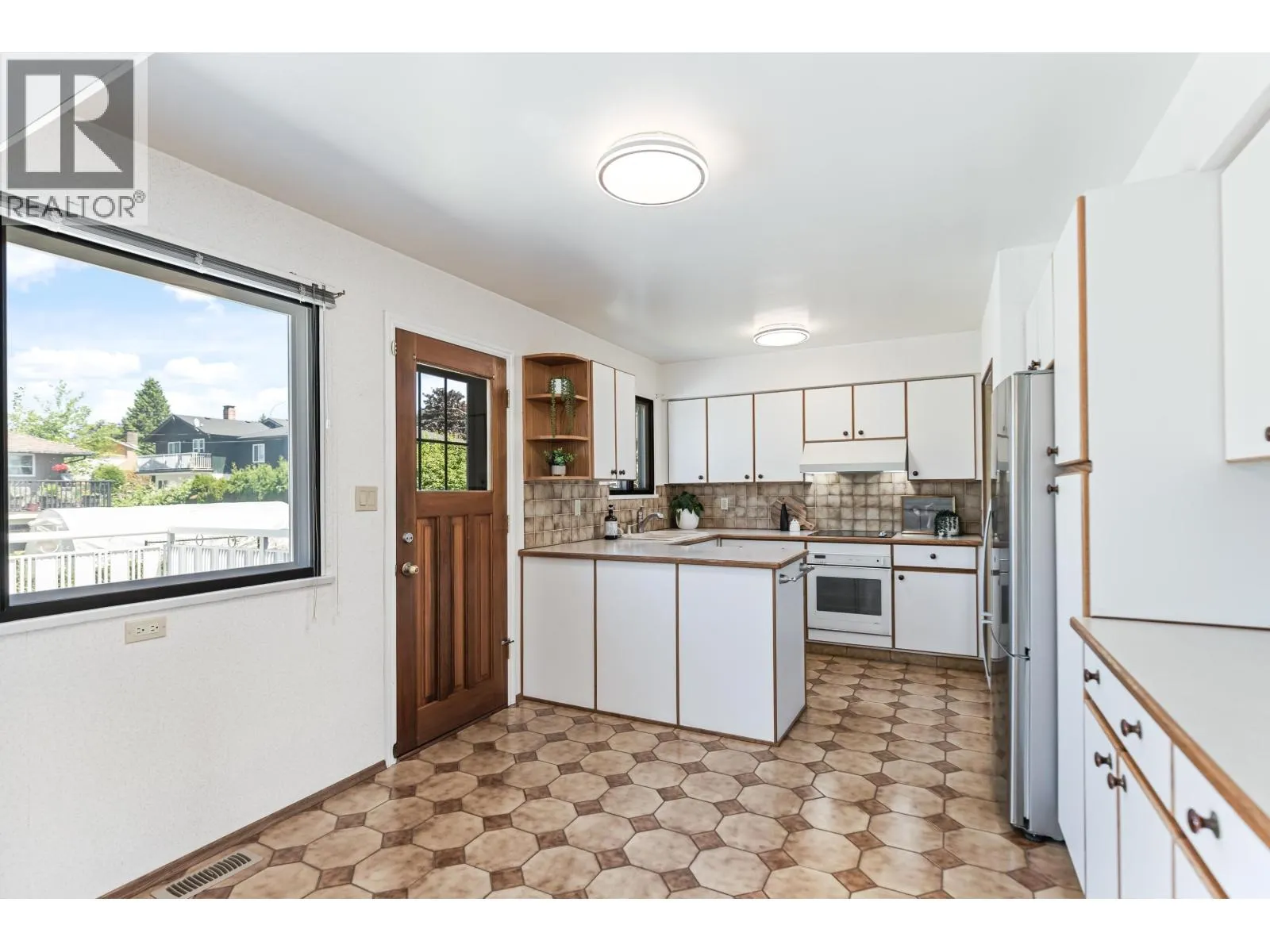 805 EVERETT CRESCENT