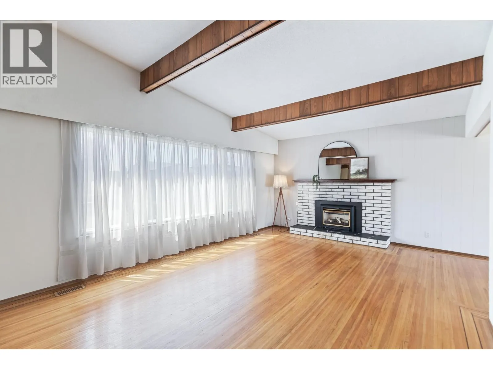 805 EVERETT CRESCENT