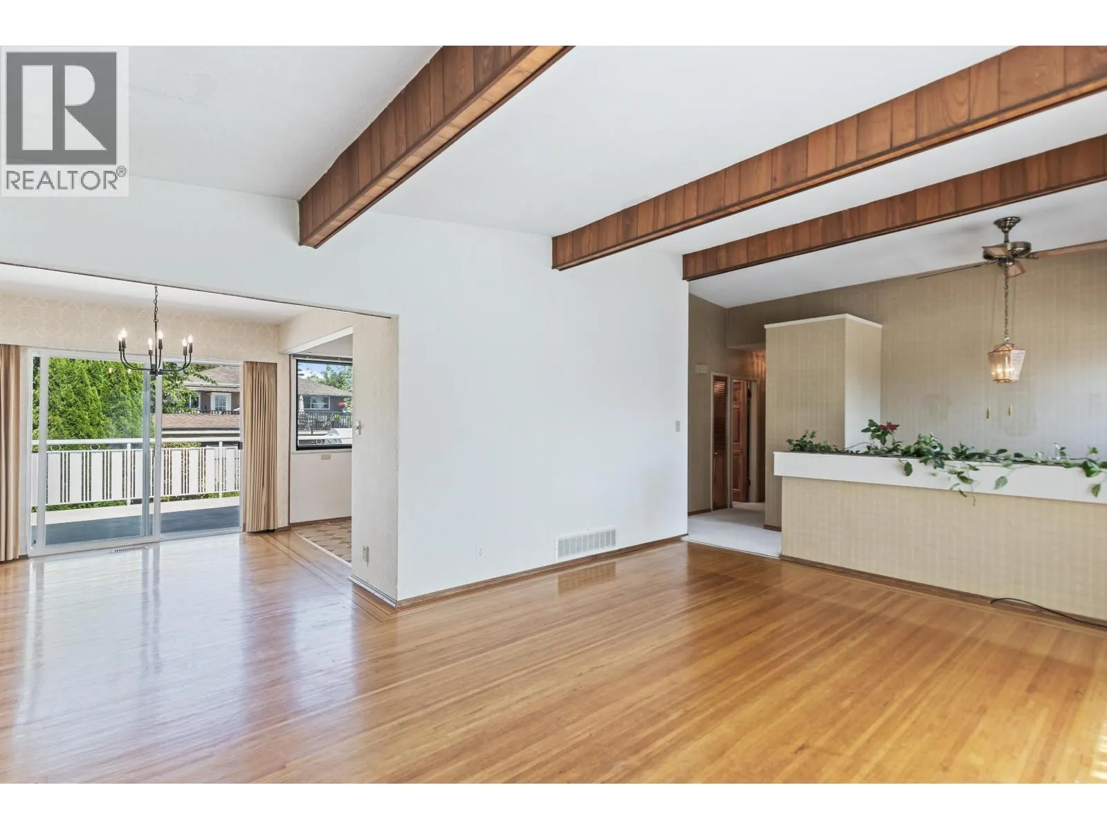 805 EVERETT CRESCENT