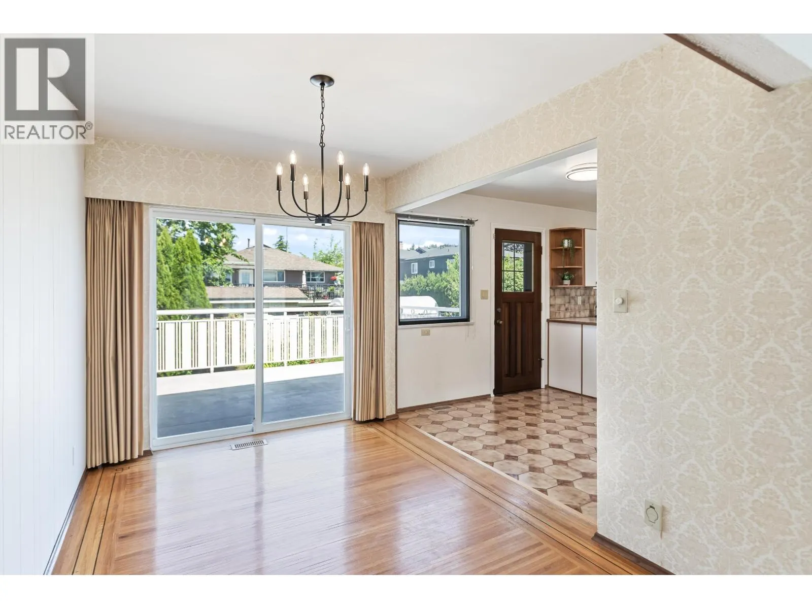 805 EVERETT CRESCENT