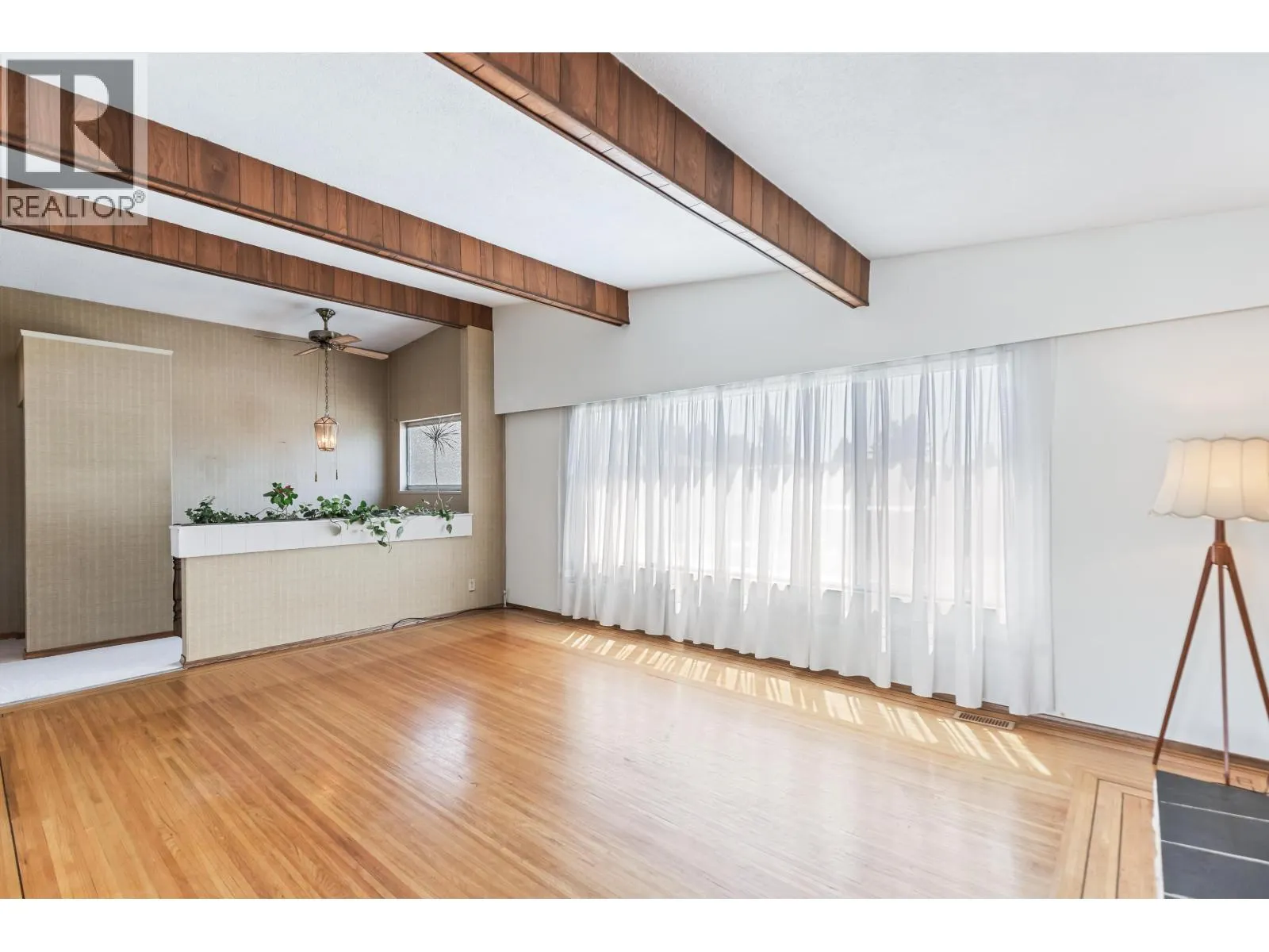 805 EVERETT CRESCENT