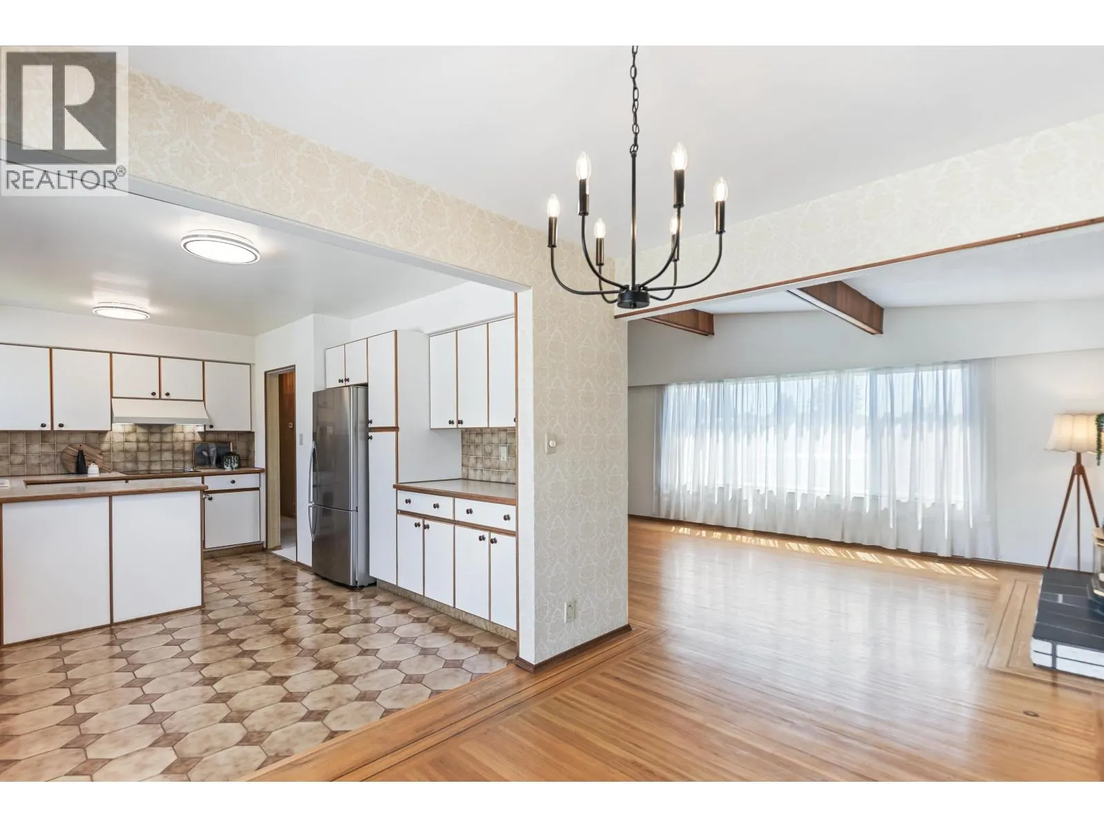 805 EVERETT CRESCENT