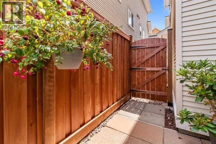 32 1108 RIVERSIDE CLOSE
