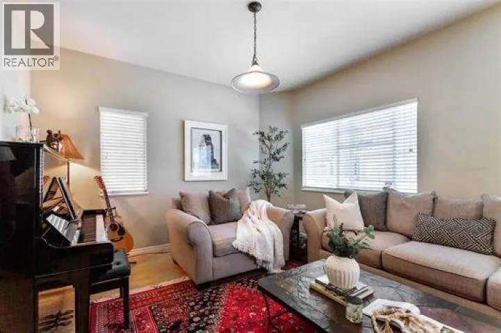 32 1108 RIVERSIDE CLOSE