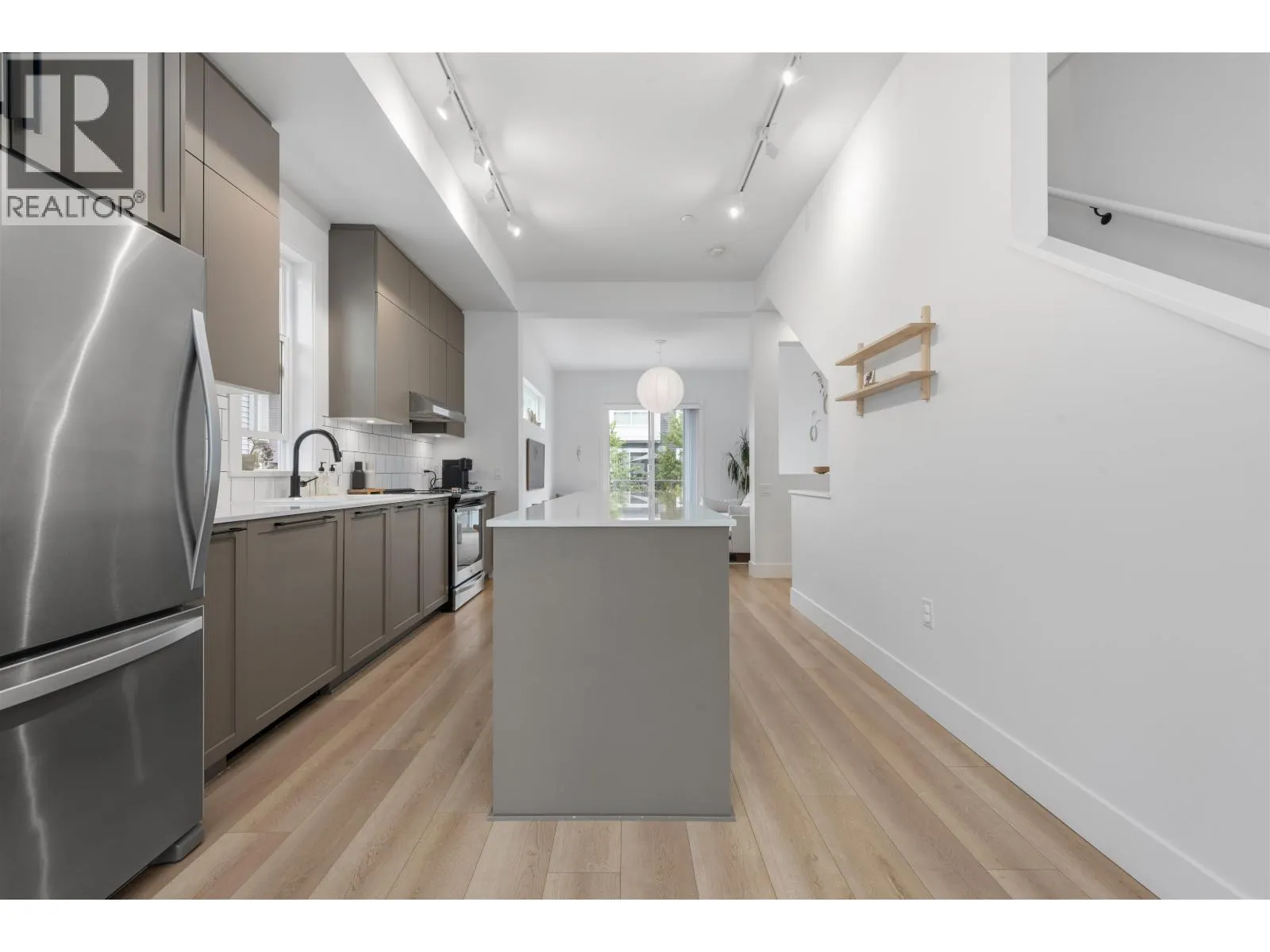 17 4716 ORCA WAY