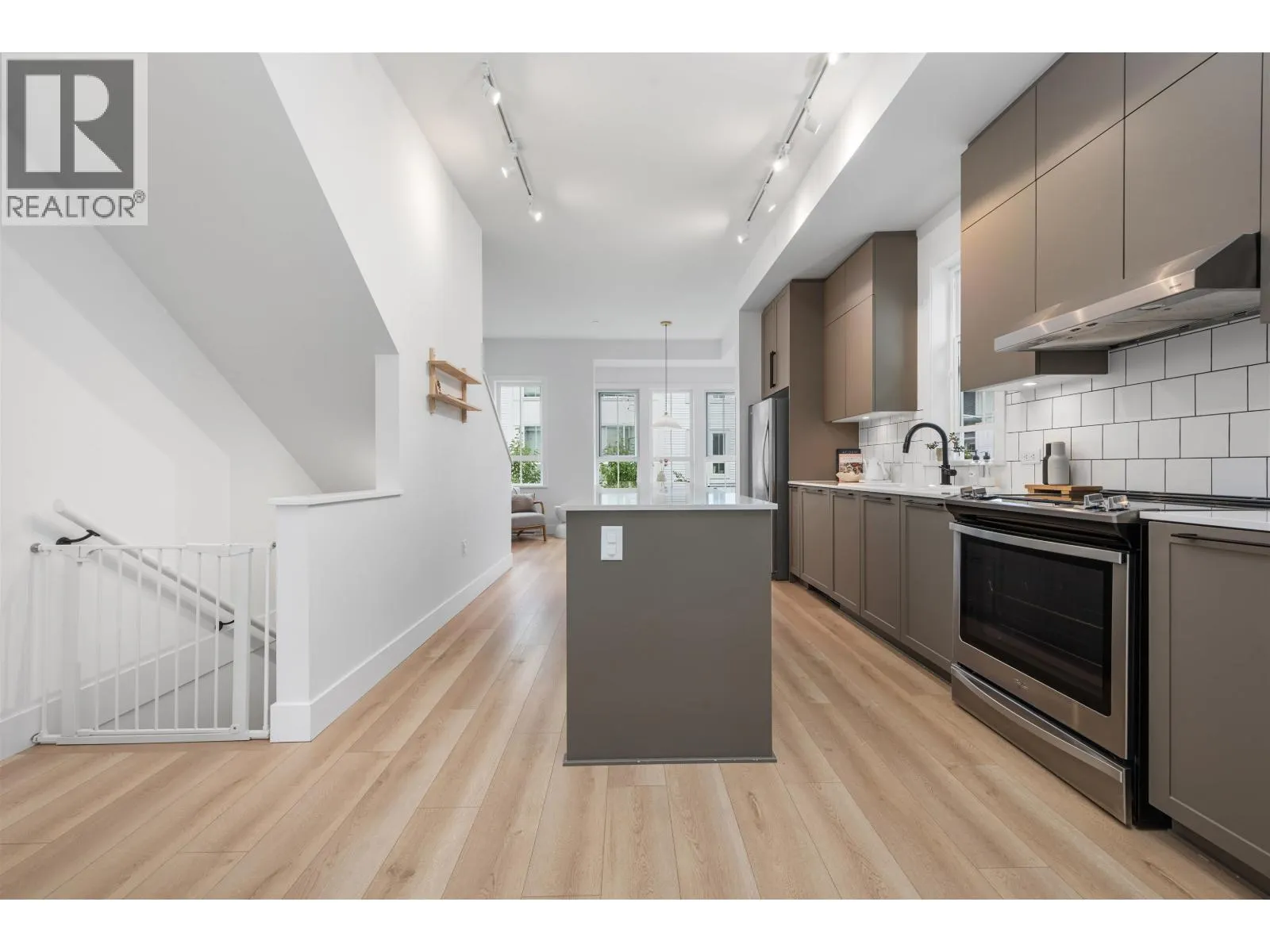 17 4716 ORCA WAY