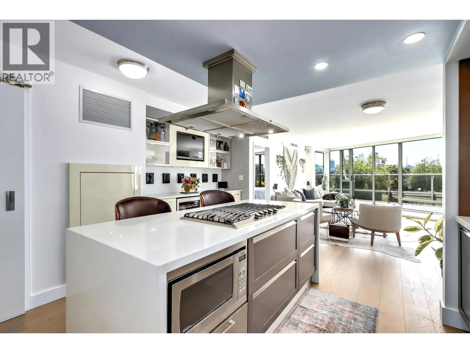 303 8 SMITHE MEWS