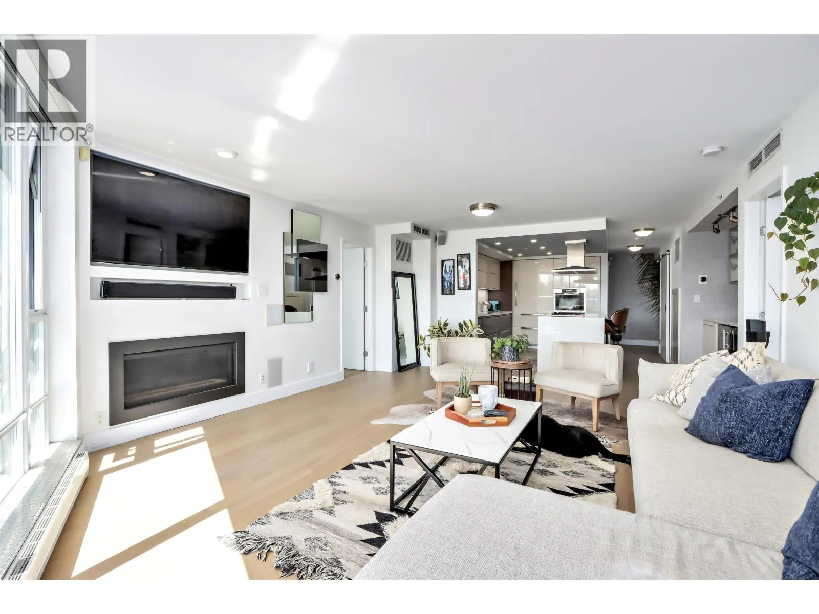 303 8 SMITHE MEWS