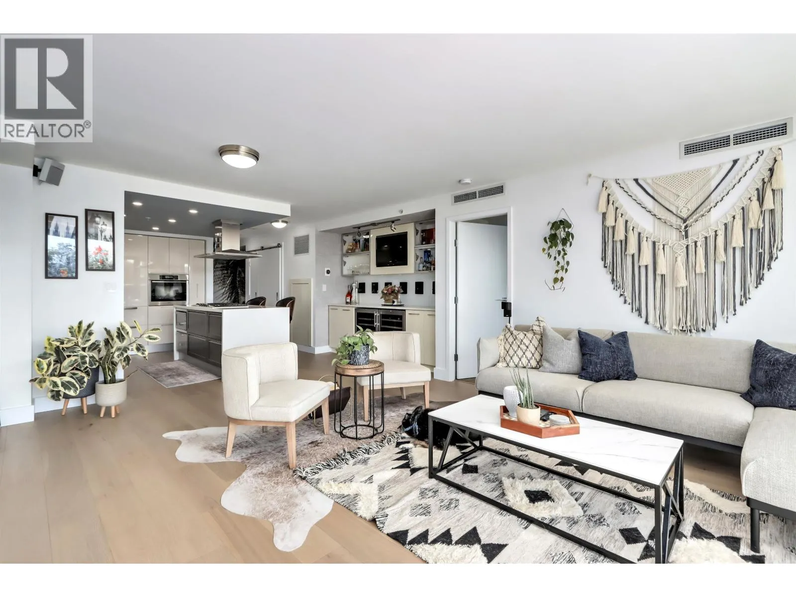 303 8 SMITHE MEWS