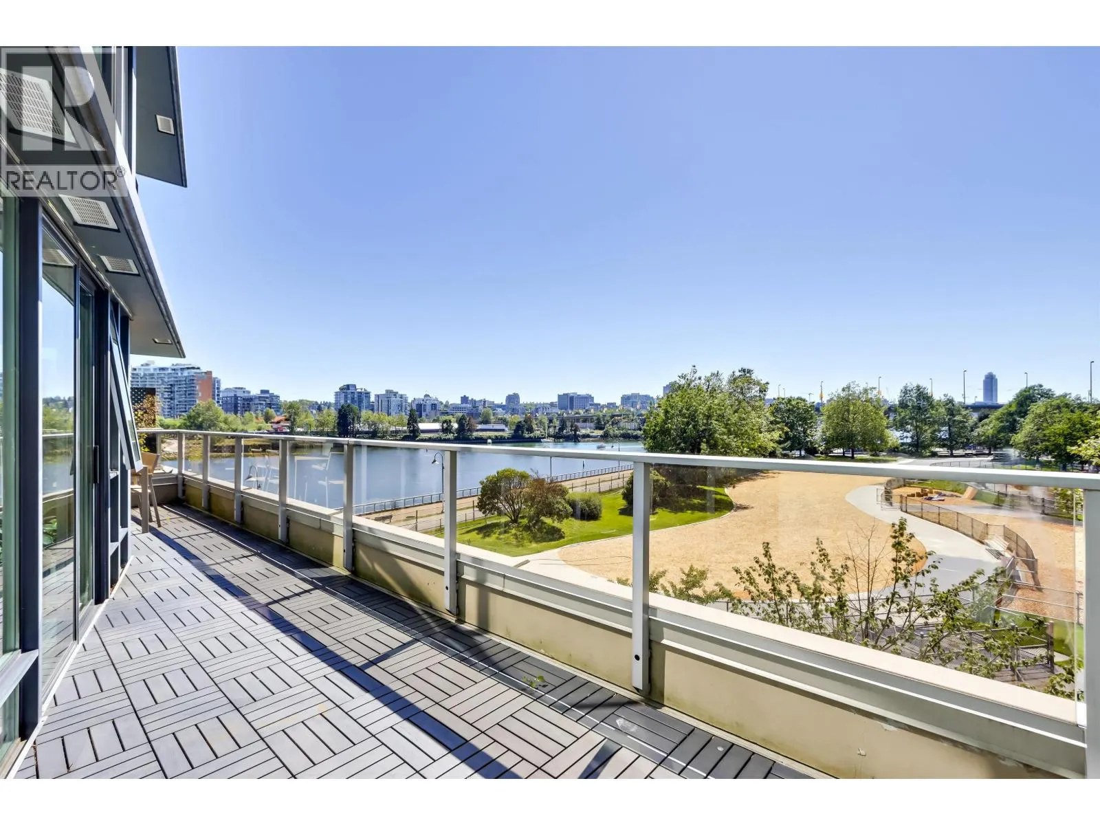 303 8 SMITHE MEWS